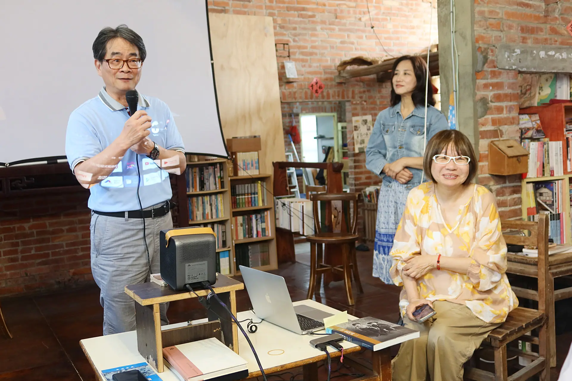 王幼華與作家張典婉（右）是好友，去年張典婉發表新書《青春風正好》也到場支持，圖中是主持人徐彩雲。何來美攝