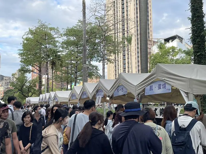 東門市場與護城河鄰近商圈，穩坐竹市人氣王寶座。新竹市政府提供