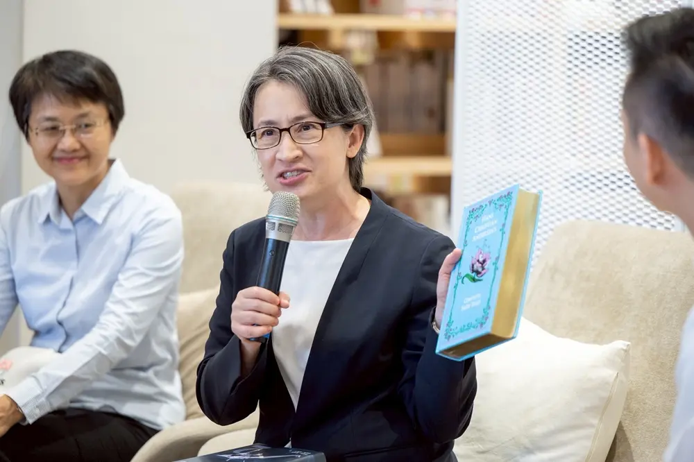 蕭美琴開箱竹北福德圖書館　伴手禮「4本精選贈書」曝光