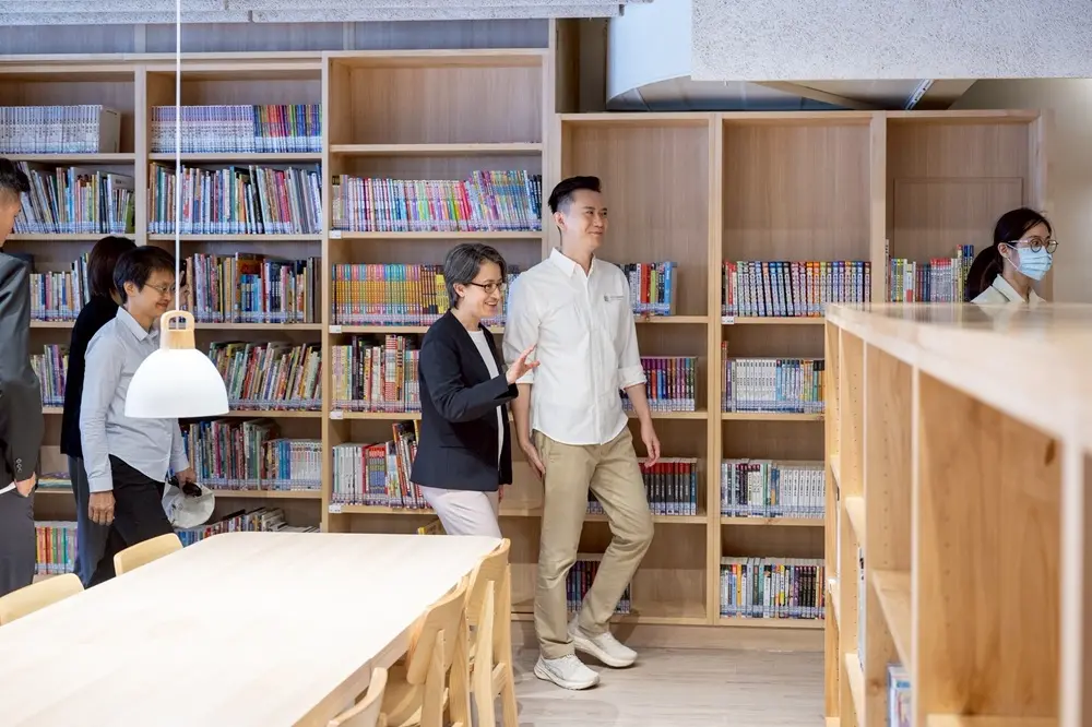 蕭美琴、古秀妃與鄭朝方開箱竹北市立圖書館福德分館。客家委員會提供