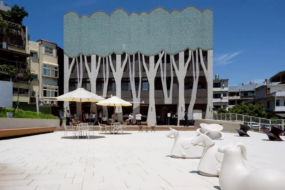 圖5 竹北市立圖書館福德分館打造結合閱讀與休憩的多功能綠地。客家委員會提供