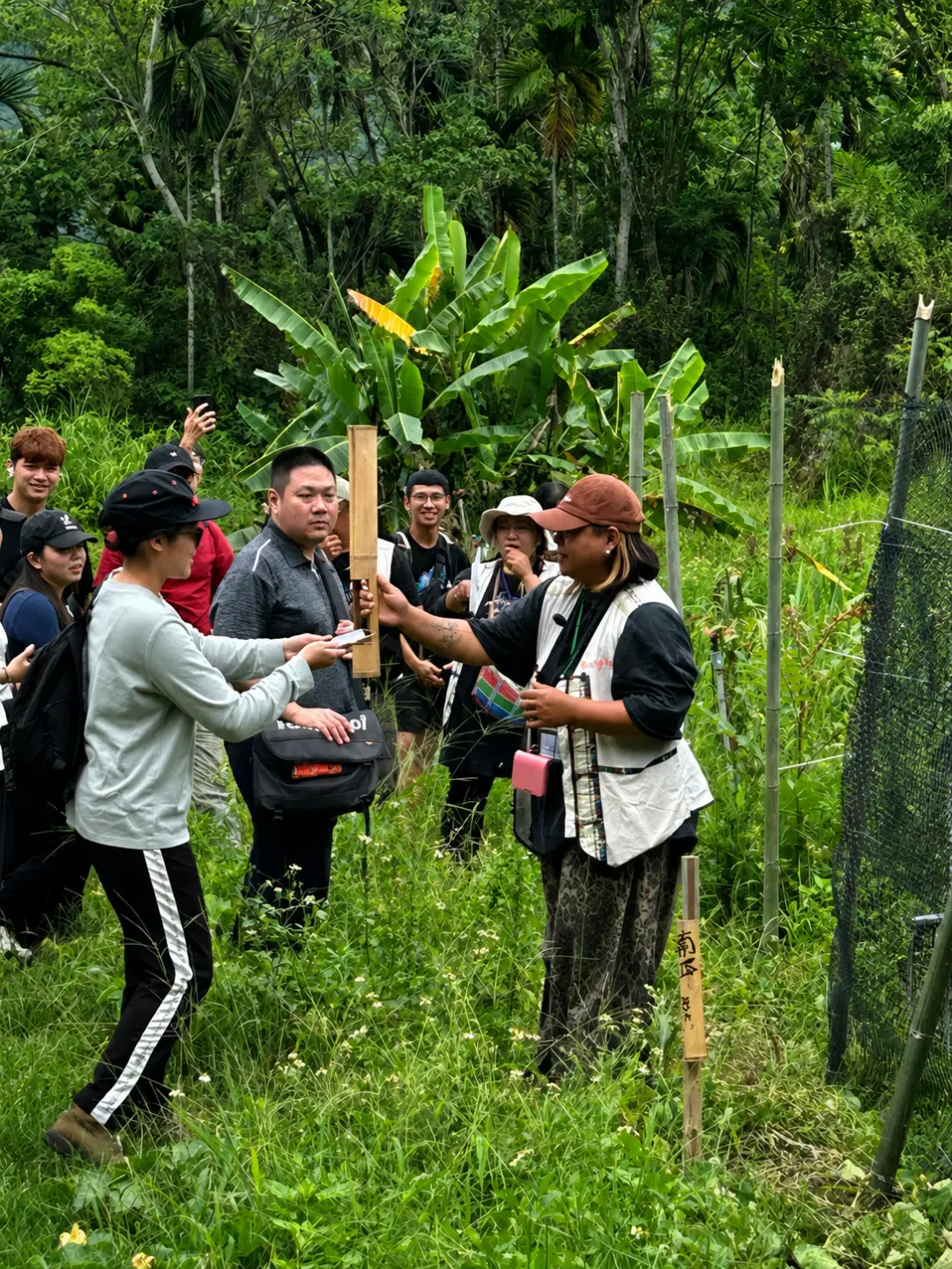 高雄青年參與地方探索行程，走訪產業場域，從實際體驗中發掘地方故事。高雄市青年局提供