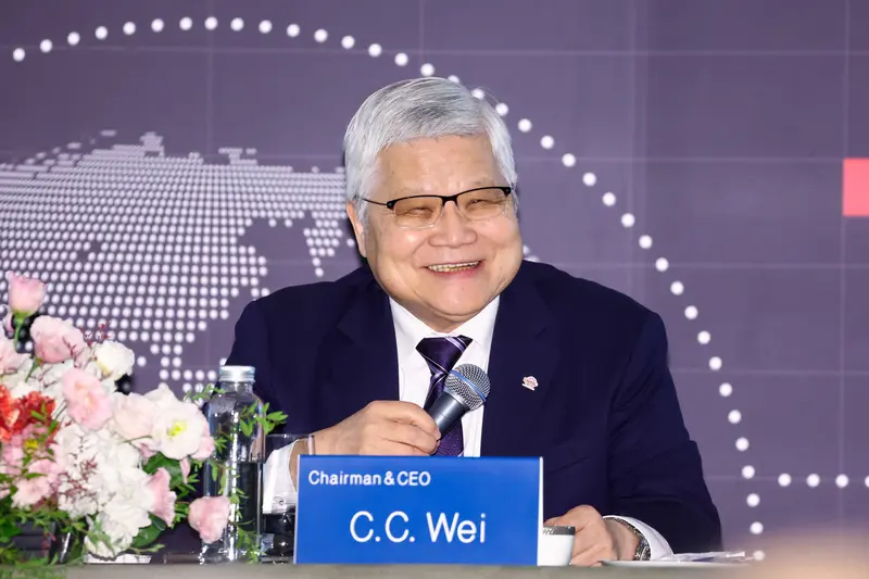 台積電16日召開法人說明會,董事長暨總裁魏哲家表示,受惠 AI 需求強勁,今年全年美元營收成長率可望微幅超過40%。中央社