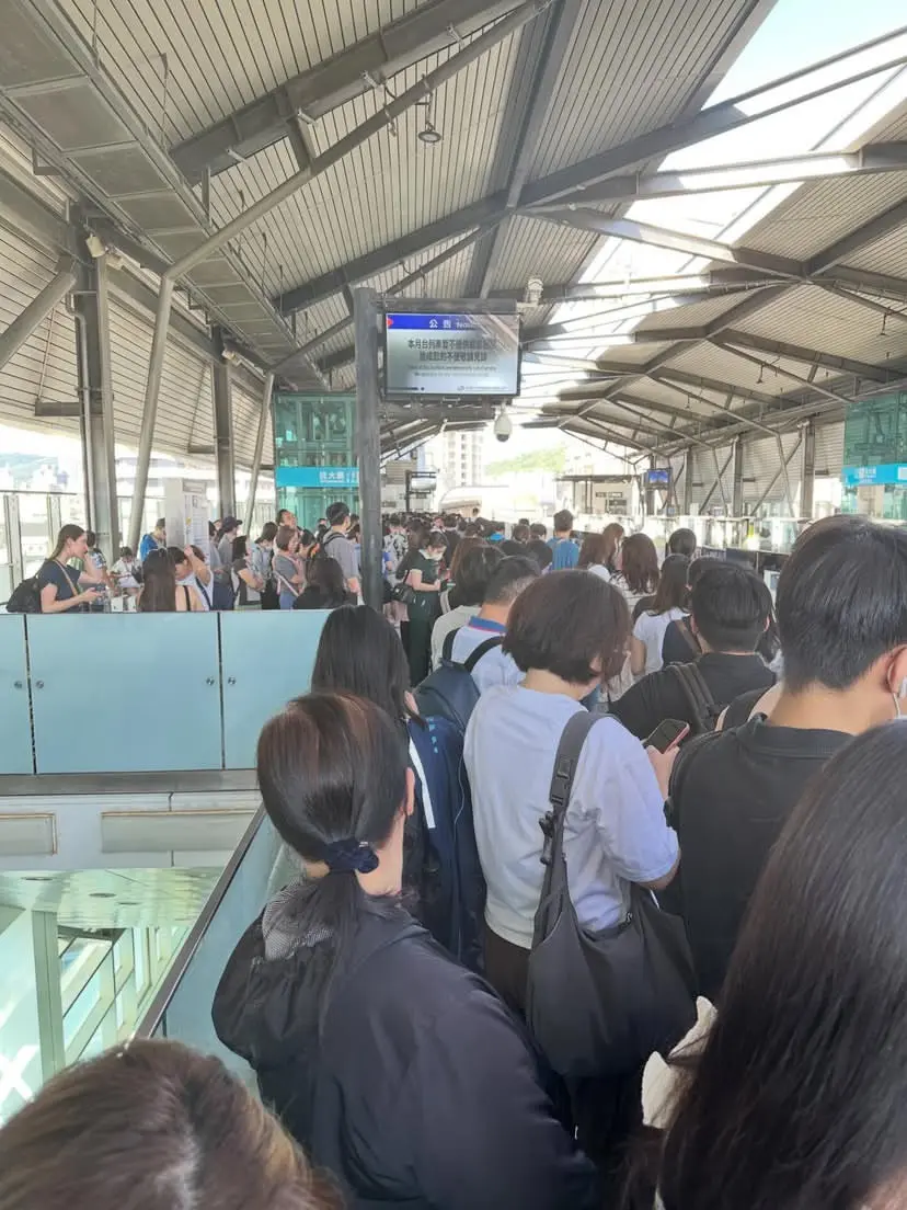 機場捷運A6泰山貴和站列車設備異常，旅客被迫下車轉乘，通勤尖峰一度受影響。Threads@thirdlittle授權提供