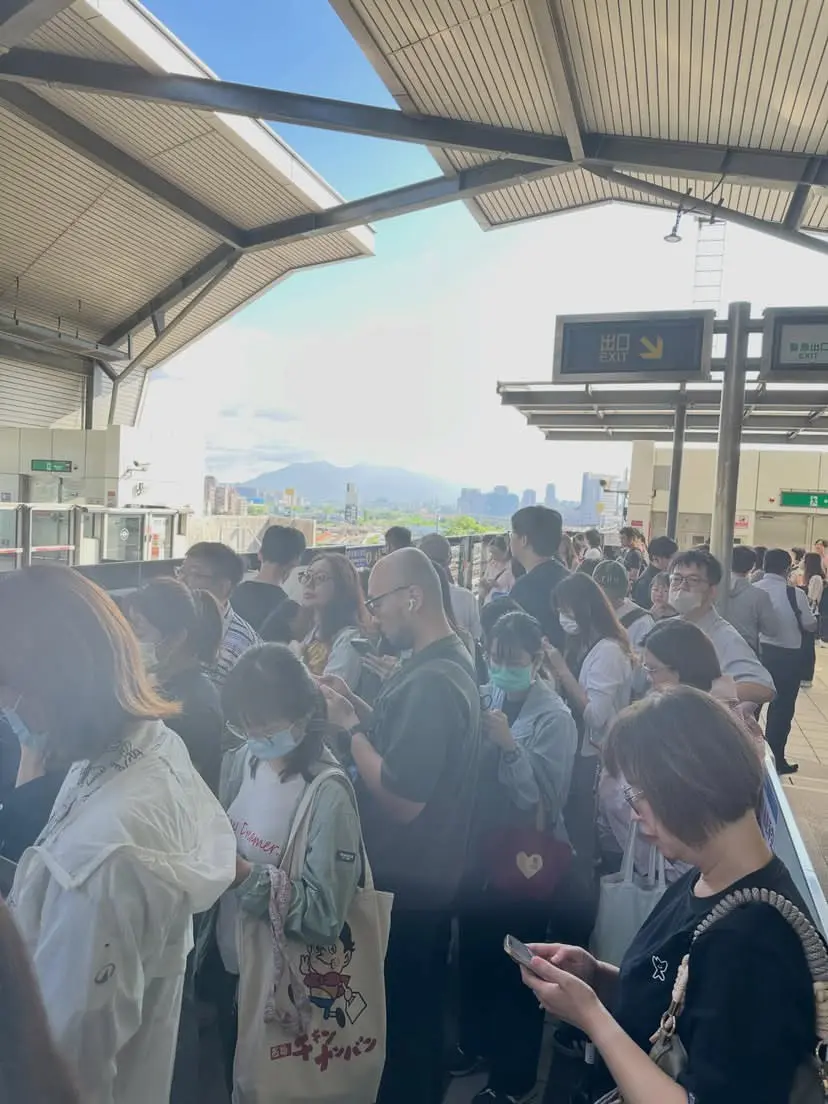 桃園機場捷運A6泰山貴和站上行列車17日上午發生設備異常造成部分旅客通勤延誤。Threads@thirdlittle授權提供
