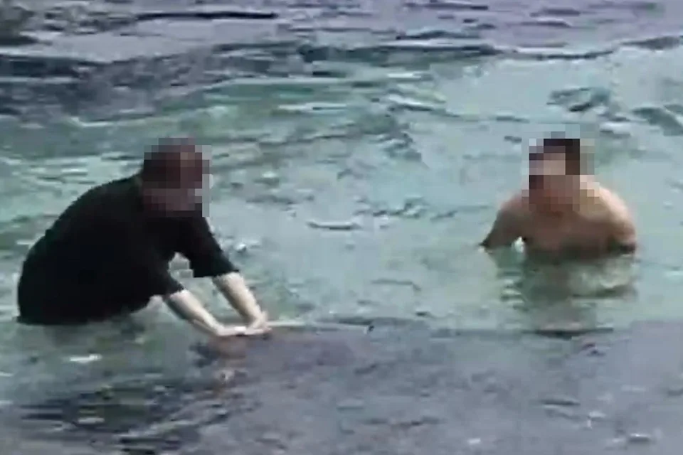 民眾拍下遊客在小琉球花瓶岩觸摸海龜畫面，海巡署接獲通報後循線查獲2人。海巡署提供