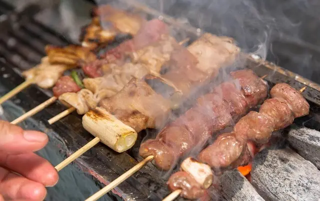 當天店內提供的是1串165日圓（約新台幣33元）的烤橫膈膜串，和418日圓（約新台幣83元）的炸薯條等平價料理。