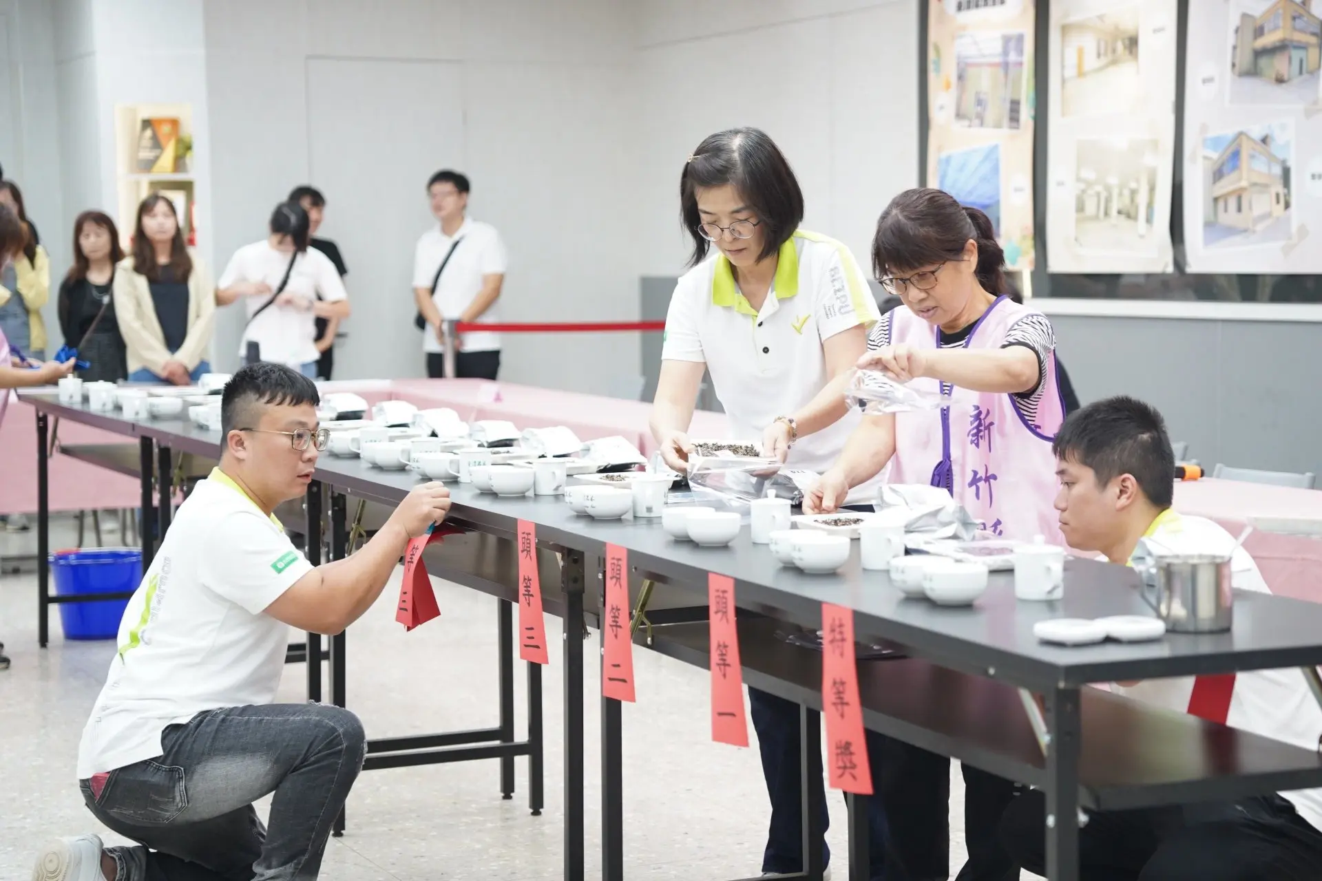 新竹縣夏季東方美人茶評鑑成績揭曉，今年共有968點參賽，展現新竹茶農製茶實力。竹縣府提供