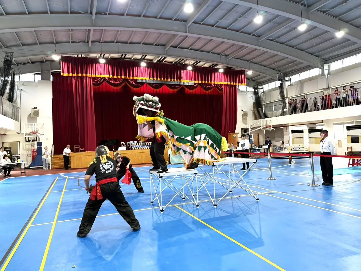 演出除了保留咬草蓆及睡獅等傳統武術橋段，更特別融入從高台後空翻而下的高難度動作，成功吸引全場目光。新竹縣客家武術舞獅發展協會提供