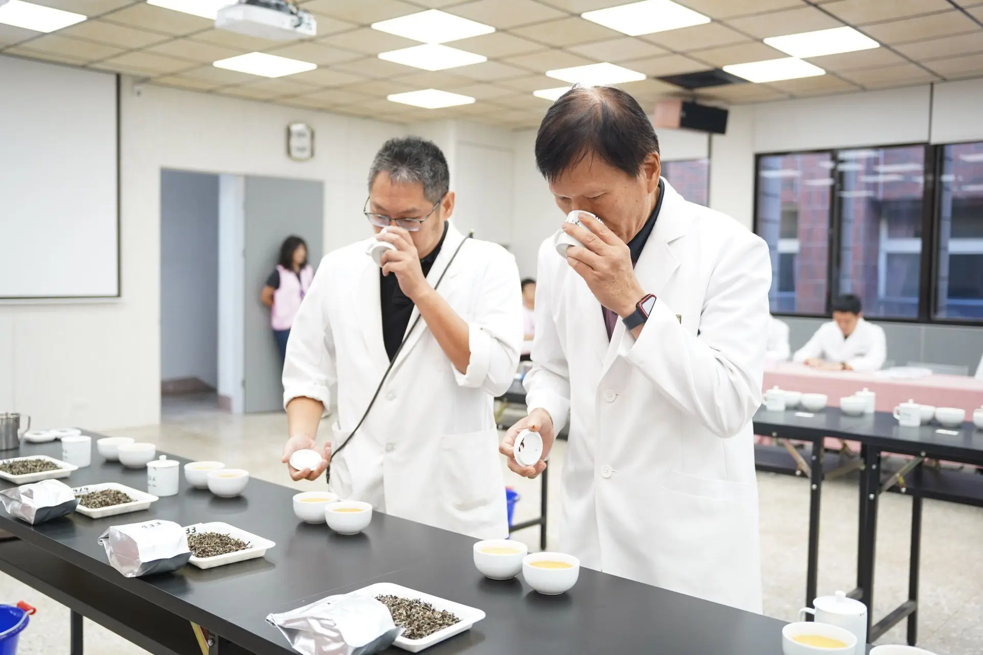 茶改場科長林金池（右）擔任此次評鑑主審。竹縣府提供