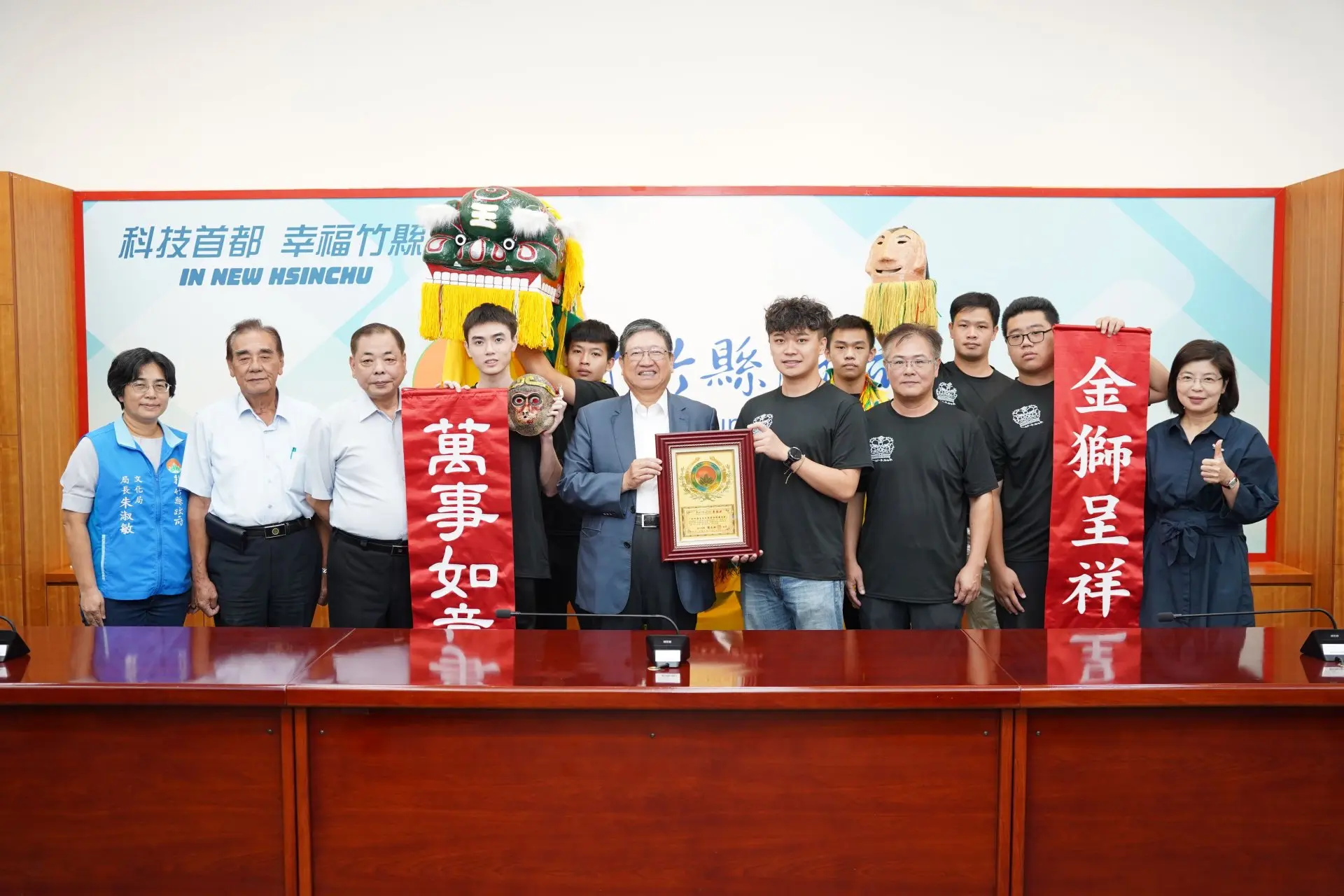 新竹縣客家武術舞獅發展協會日前於台北市長杯奪冠，新竹縣長楊文科特別表揚。竹縣府提供