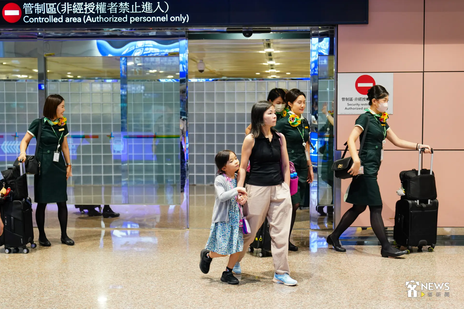 不少旅行社、飯店業者提供機場接機服務，讓來台灣旅遊的遊客感受更好。朱愷元攝
