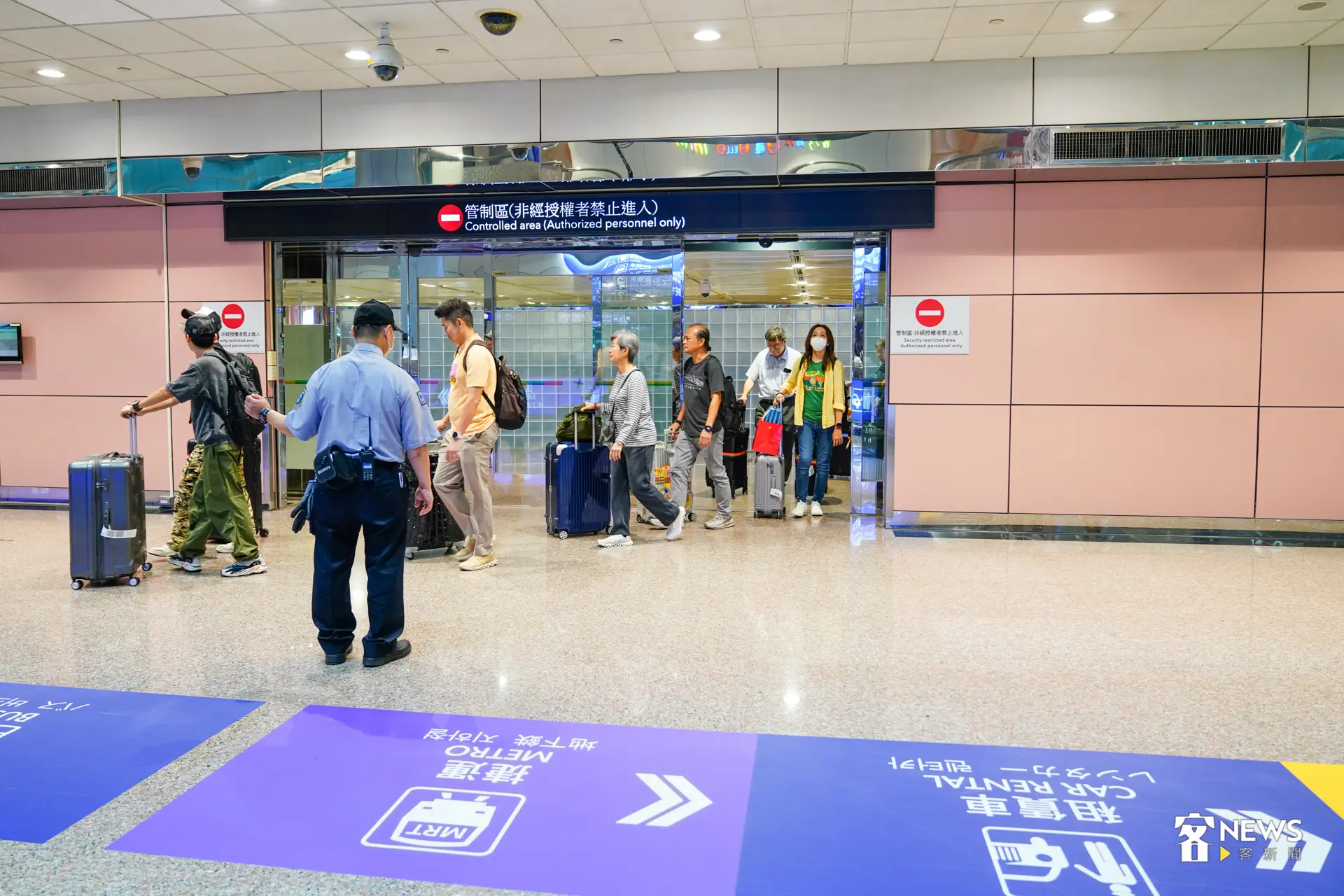 不少旅行社、飯店業者提供機場接機服務，讓來台灣旅遊的遊客感受更好。朱愷元攝