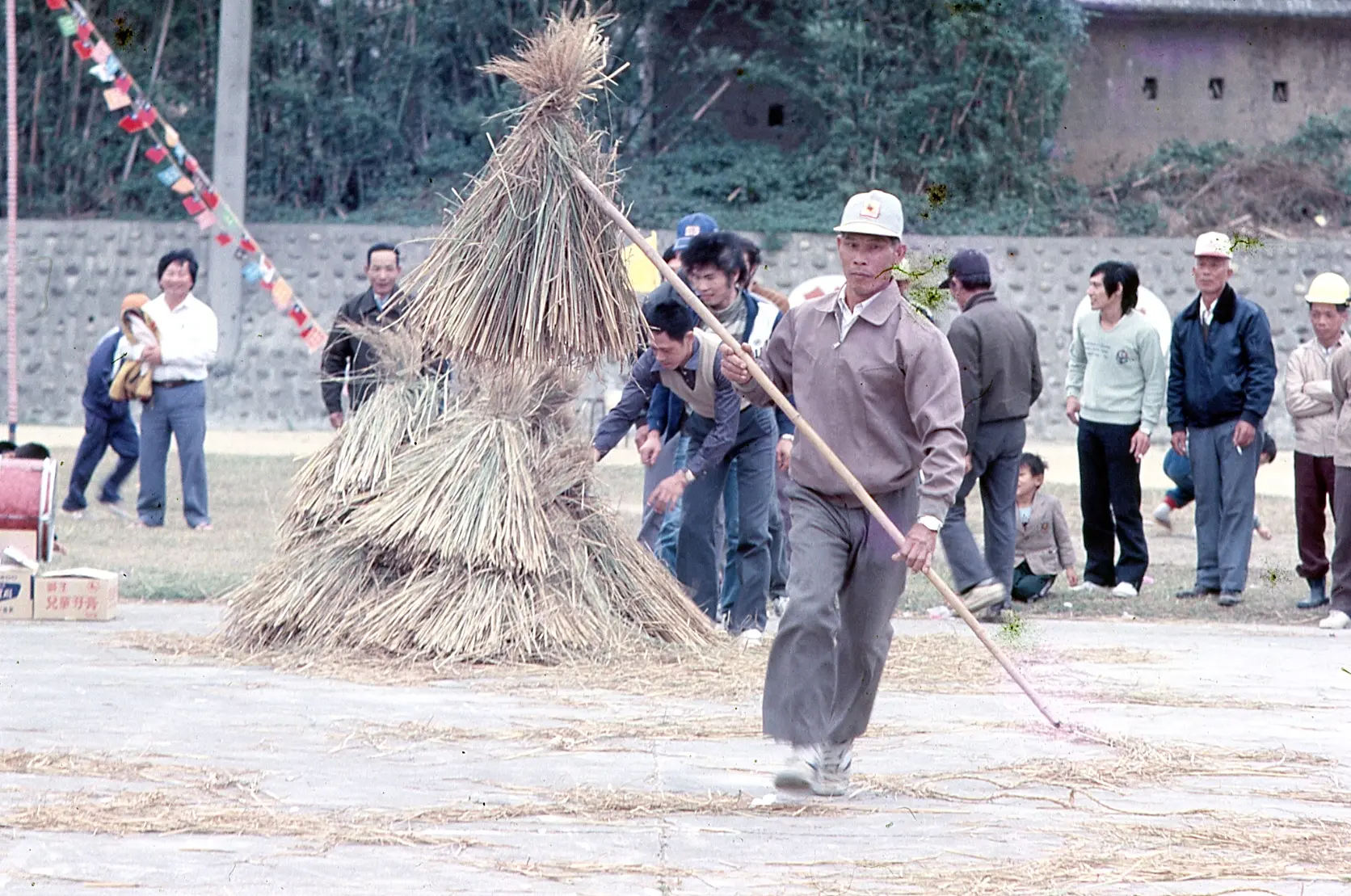 張秋台校長辦的活動就是很在地化，你看活動是不是跟土地很結合，客家話也可以與土地很結合。1987，苗栗。楊國鑫提供