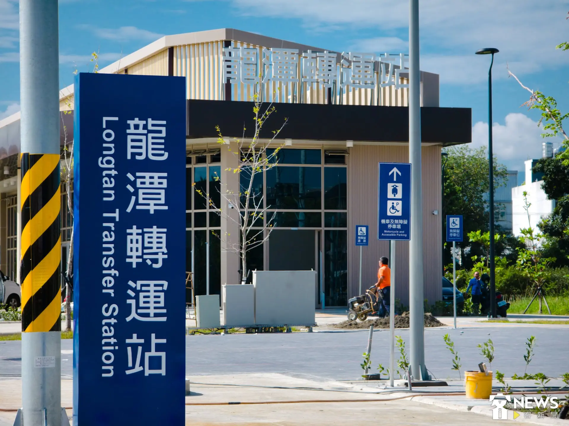 距離國道三號龍潭交流道僅約250公尺，基地面積達1250坪 。市府斥資約 9400 萬元興建地上 1 層建築，設有 6 席大客車月台及 123 席機車停車位 。朱愷元攝