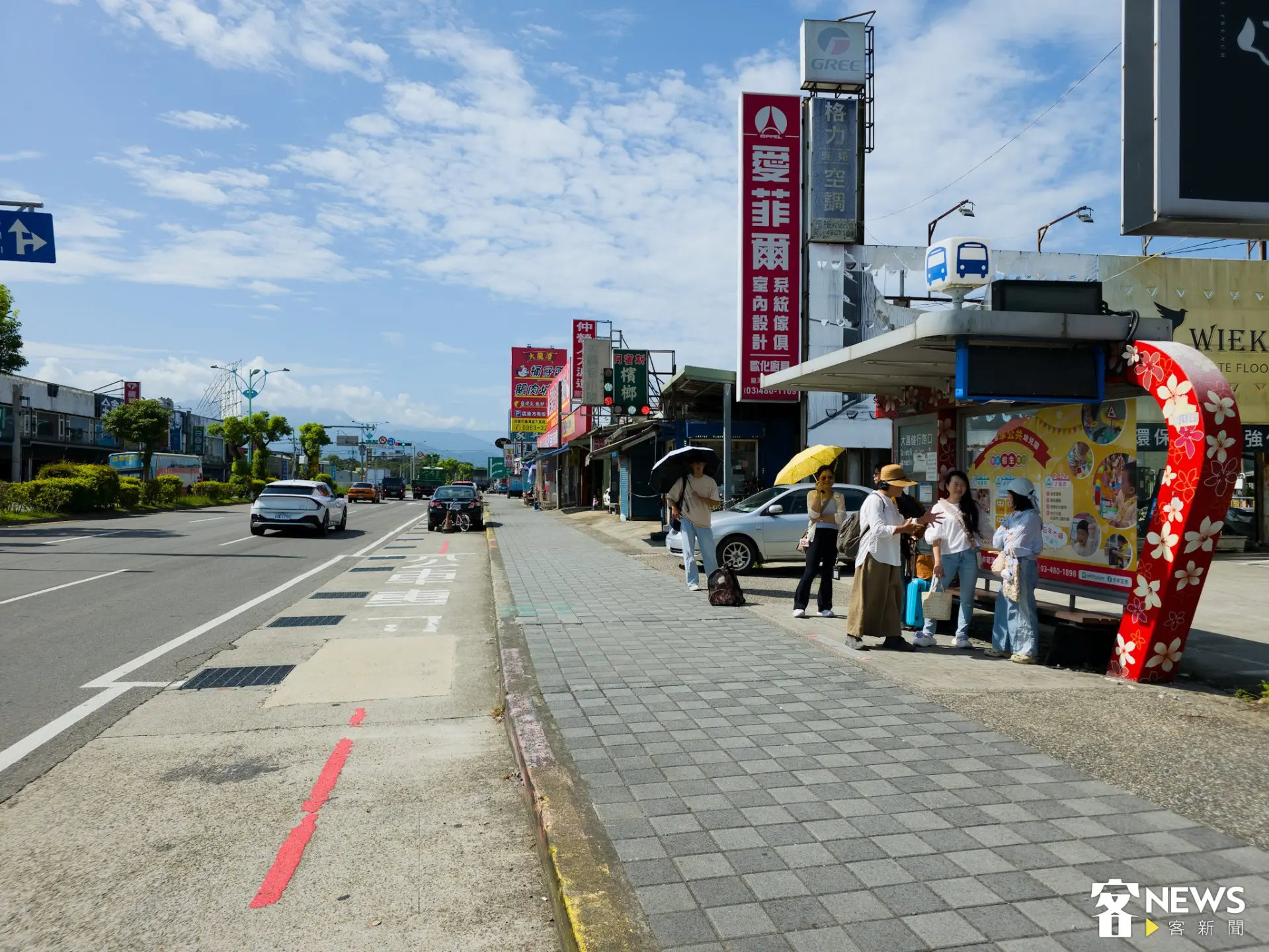 平常詹碧珍都會在龍潭大昌路口等前往台北的客運，對於能夠促進龍潭在地交通便利的建設樂見其成。朱愷元攝