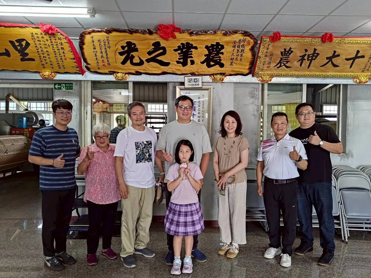 Asako Steward(右三)認為台灣小葉種茶香細緻、層次豐富。苗栗縣政府提供