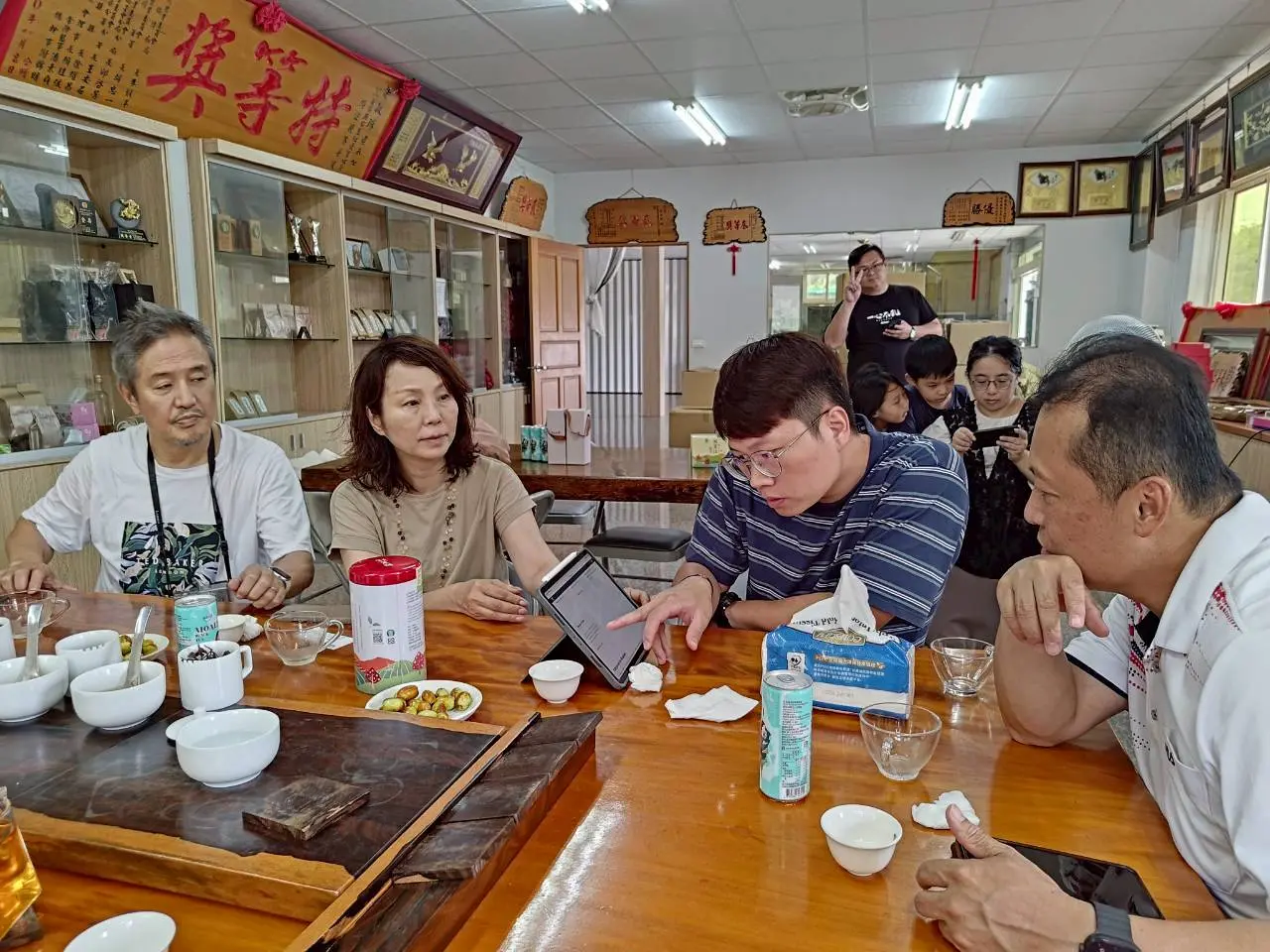 Asako Steward(左二)與八甲茶廠、苗栗市農會總幹事品茗進行交流。苗栗縣政府提供