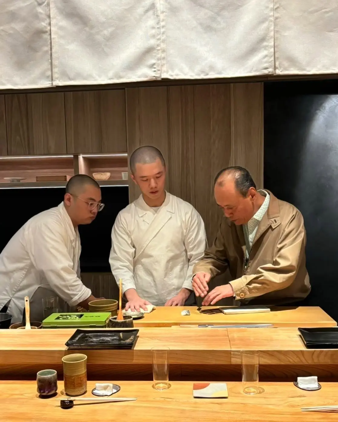 許劉安（中）赴日向主廚小野隆士（右）拜師學藝，小野隆士也專程從日本飛到台灣品嘗並指導子弟兵門下料理。翻攝鮨安臺灣FB