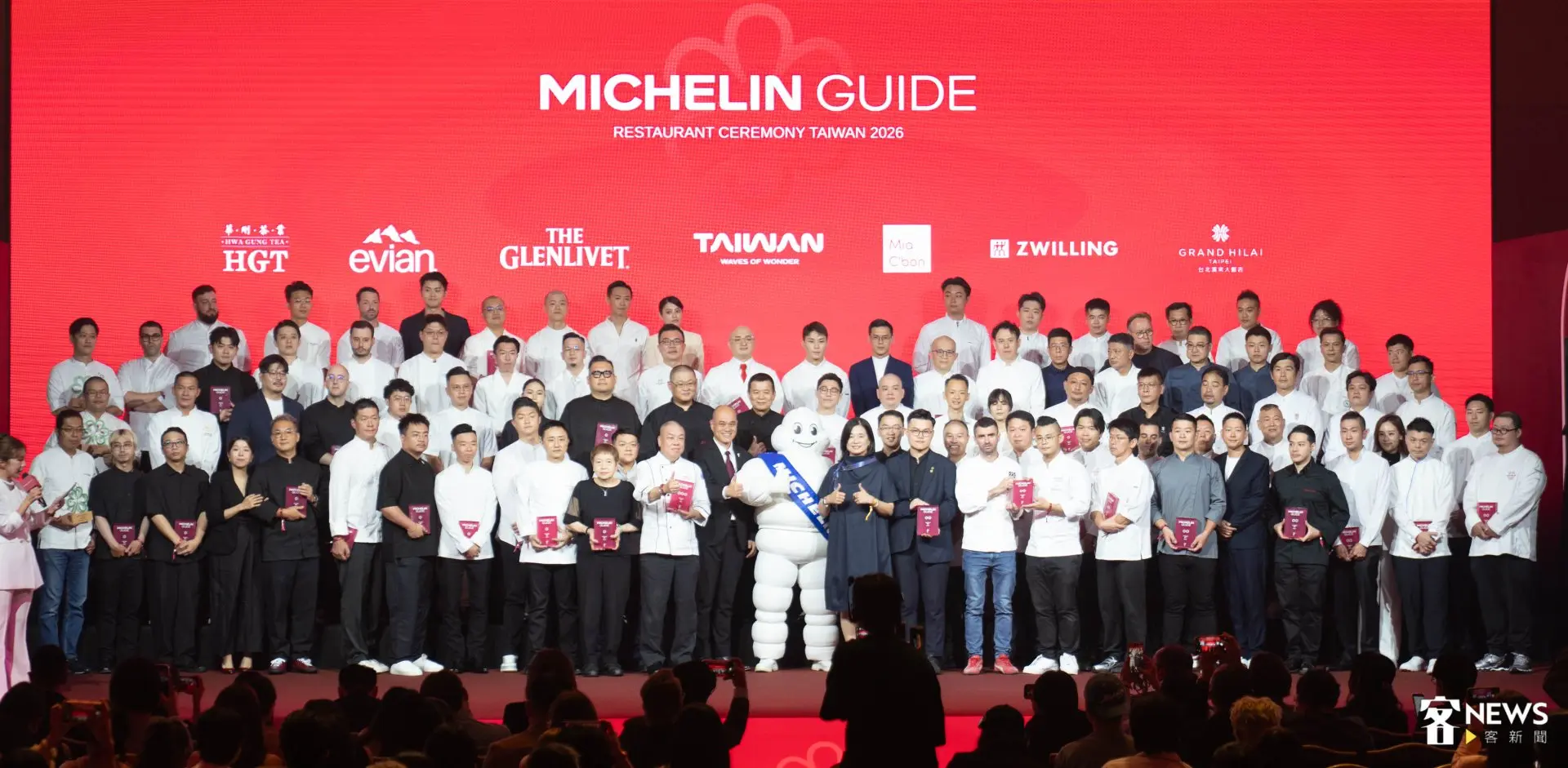 《台灣米其林指南2026》星級餐廳主廚大合影。范修語攝