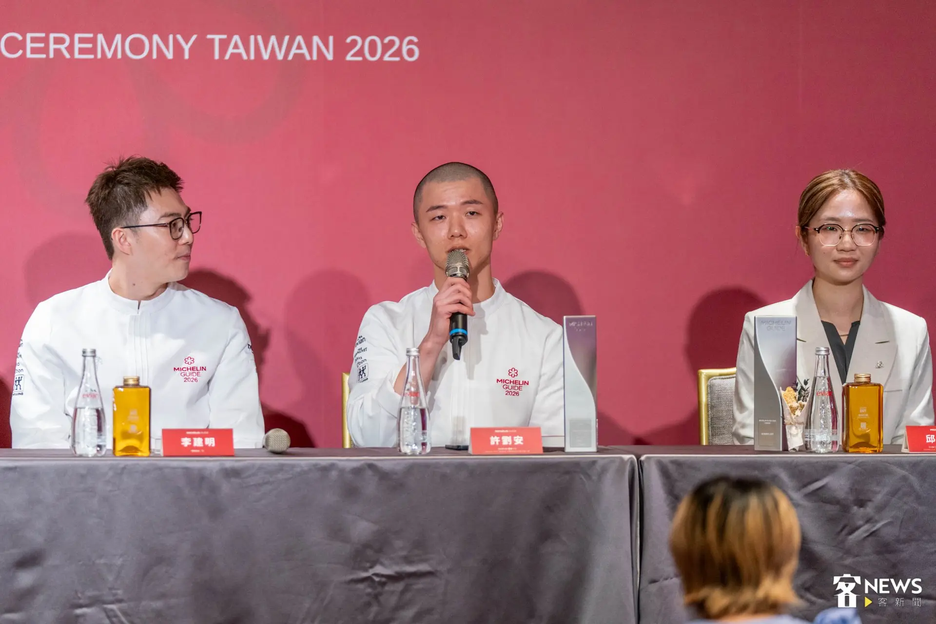 新竹縣竹北市板前壽司店「鮨安」摘下新竹第一顆的一星肯定，主廚許劉安（中）是來自北埔的客家子弟，這次更同時奪下年輕主廚大獎，期許自己明年朝二星邁進。范修語攝