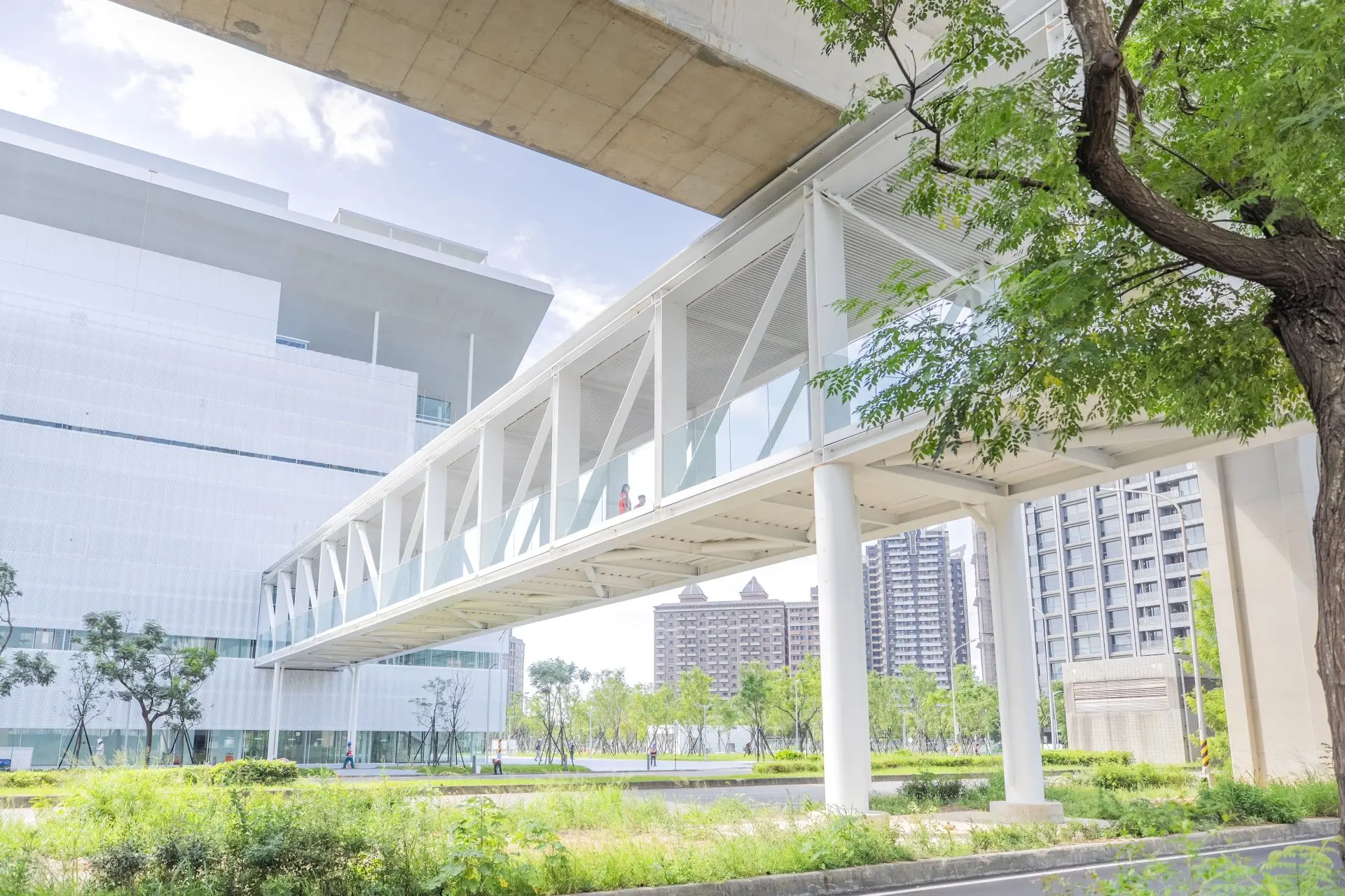 桃園市立美術館新建的人行連通空橋，橫跨中壢區高鐵南路，將興建中的桃園市立美術館（大美館）與桃園市兒童美術館（小美館）相互串聯。桃園市政府提供