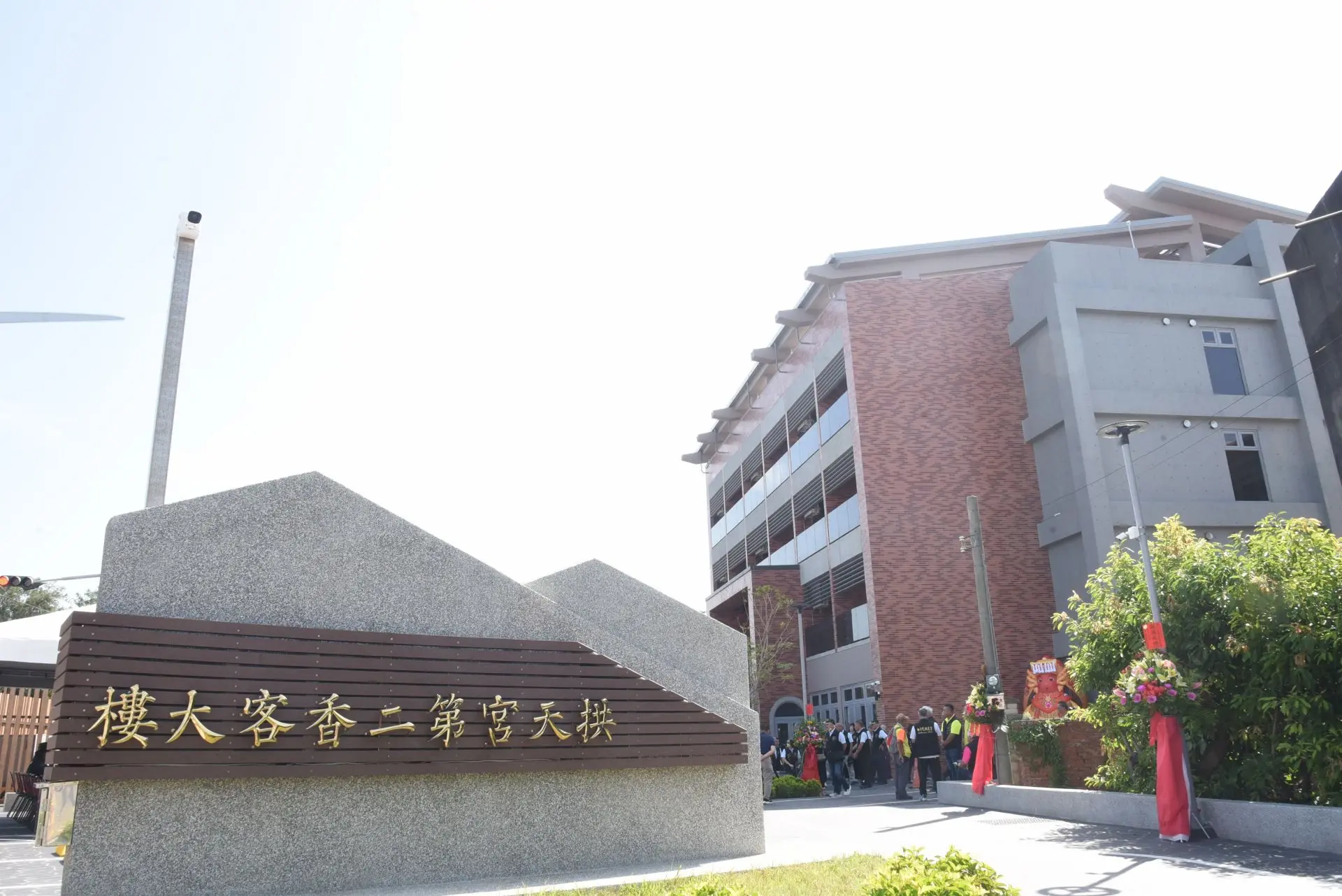 拱天宮第二香客大樓為4層樓建築,全面提升軟硬體設施規格。苗栗縣政府提供