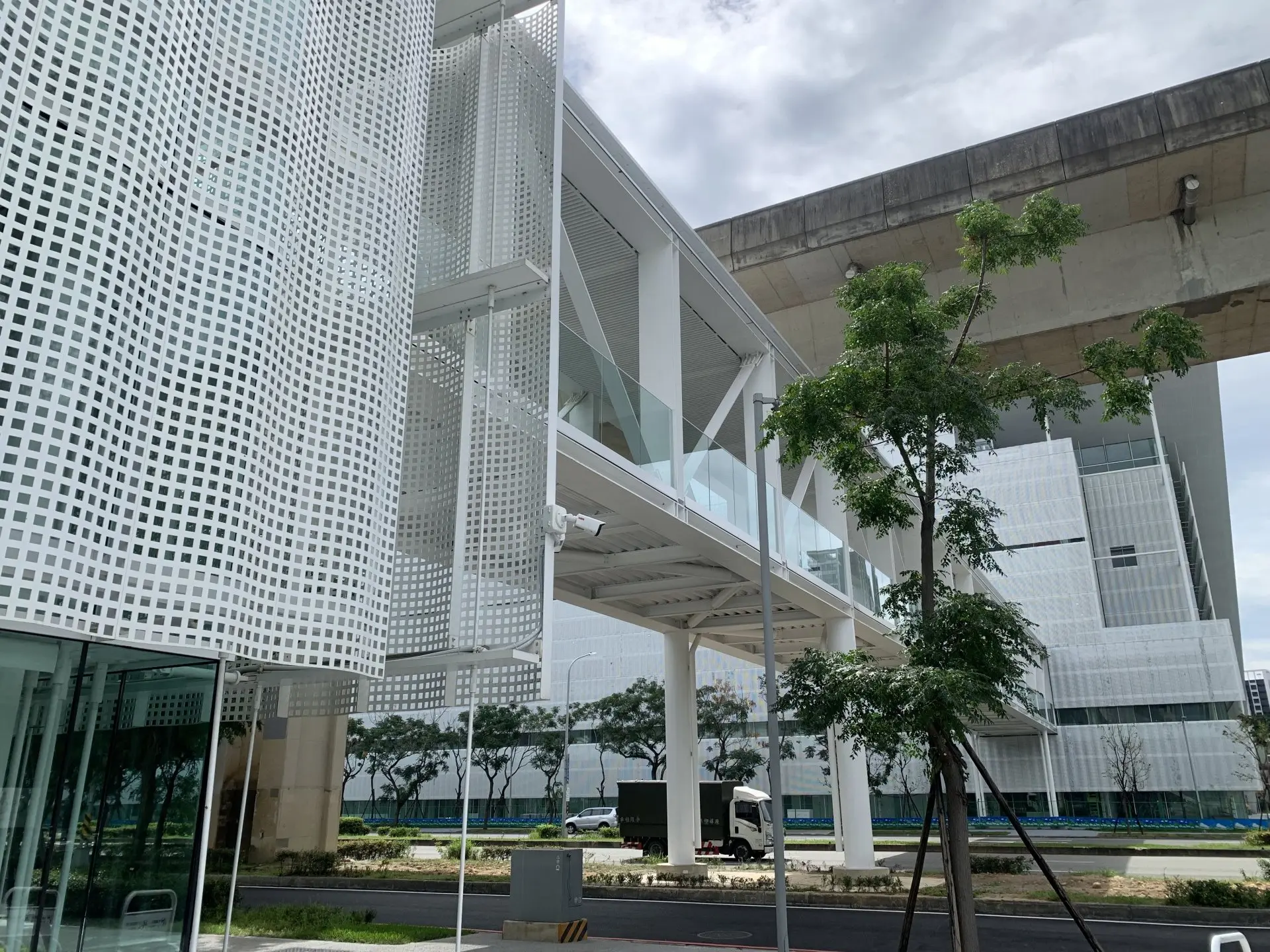 桃園市政府工務局新建工程處指出，人行連通空橋施工期間，克服上方緊鄰機場捷運軌道、下方有高鐵隧道等限制，整體僅設置兩處落柱，大幅降低對下方高鐵南路交通的影響。桃園市政府新建工程處提供