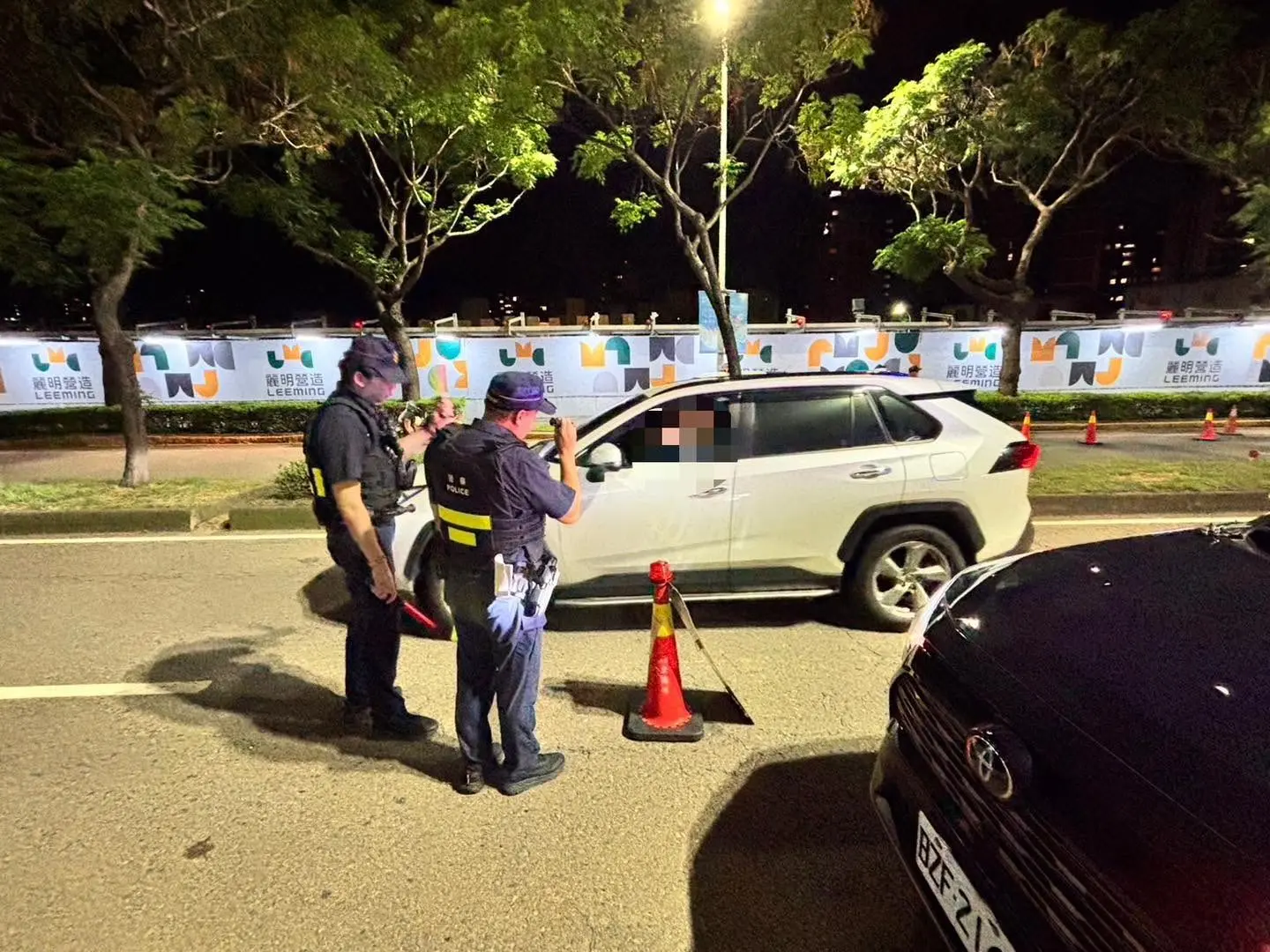 新竹市警察局22日公布10大易肇事路口，將全面增設科技執法設備，針對轉彎未依規定及未依號誌指示等違規嚴加取締。圖為員警處理車禍案件情形。翻攝自新竹市警察局第二分局 臉書