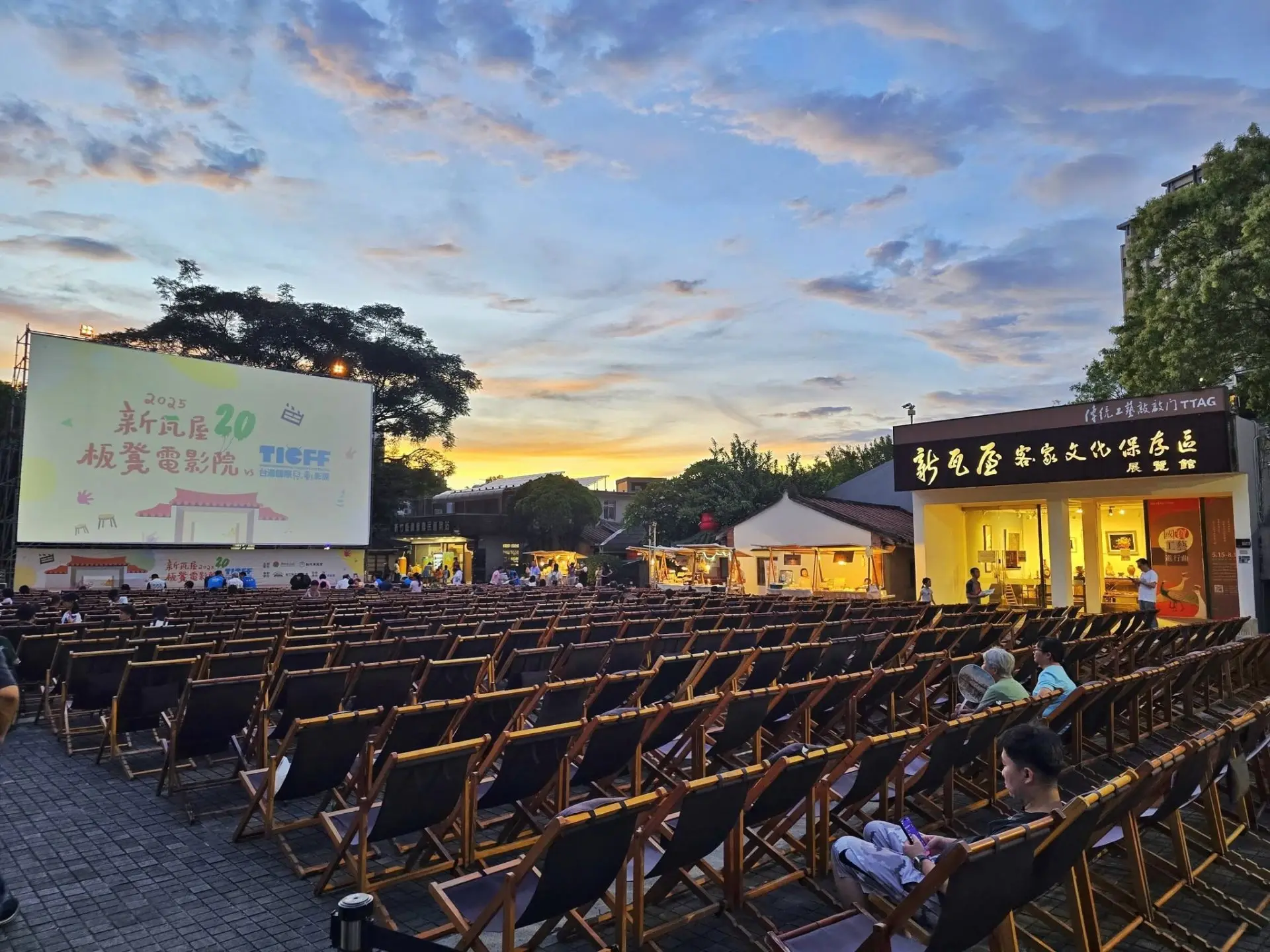 新瓦屋板凳電影院推出露天放映、舞台演出及多項親子互動，打造暑期藝文盛會。2025資料照，新竹縣府提供