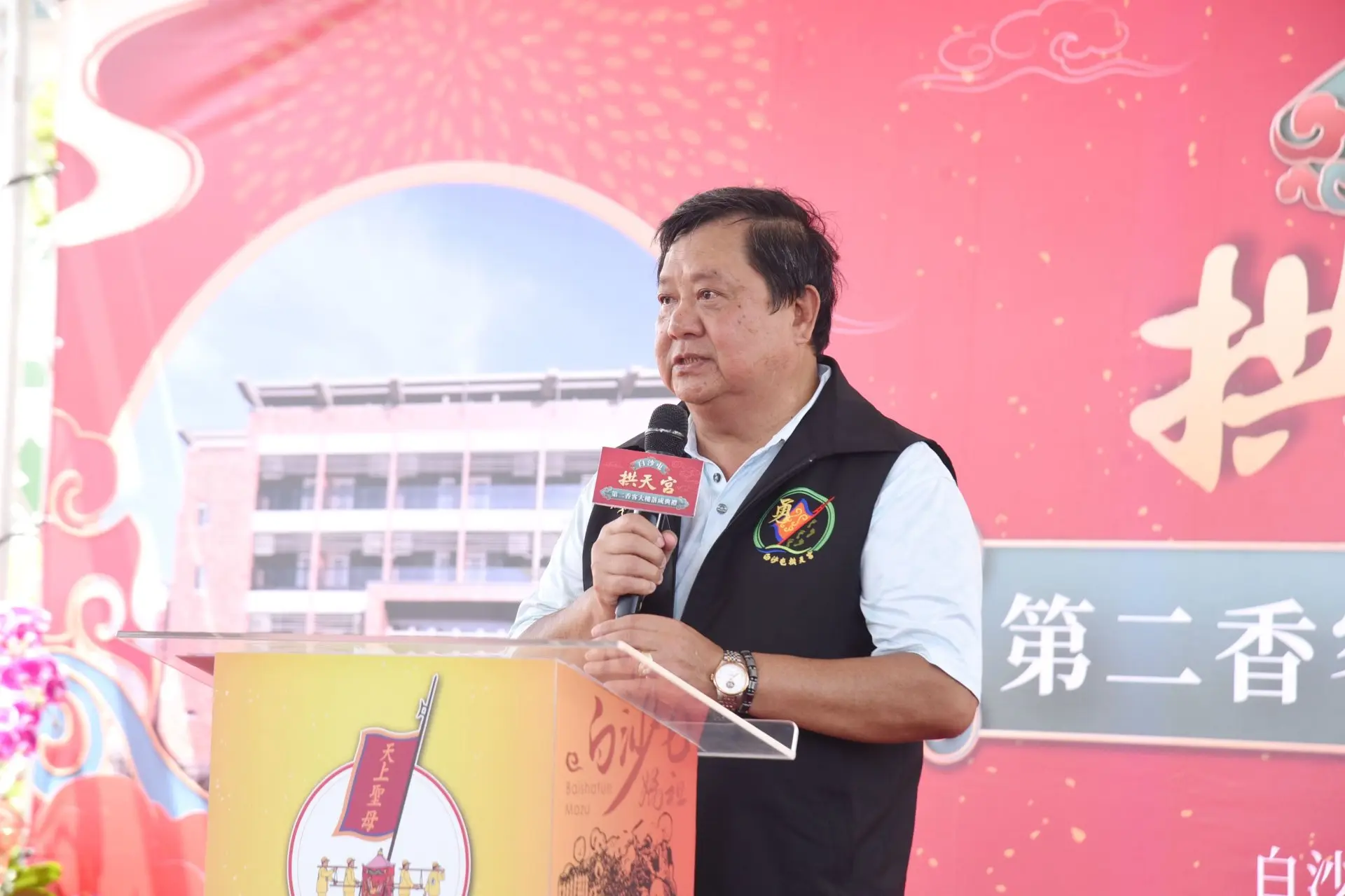 拱天宮管理委員會主委洪文華表示,2010年啟用的第一香客大樓已不敷使用,經委員會提案興建第二香客大樓後,於2023年5月動土,歷時3年多,終於順利完工。苗栗縣政府提供