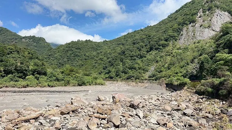 家住尖石後山抬耀部落的羅恩加,時常來往於北橫所拍攝榮華大壩附近的大崩坍,與河面被砂石木頭抬高的現況慘狀。羅恩加提供