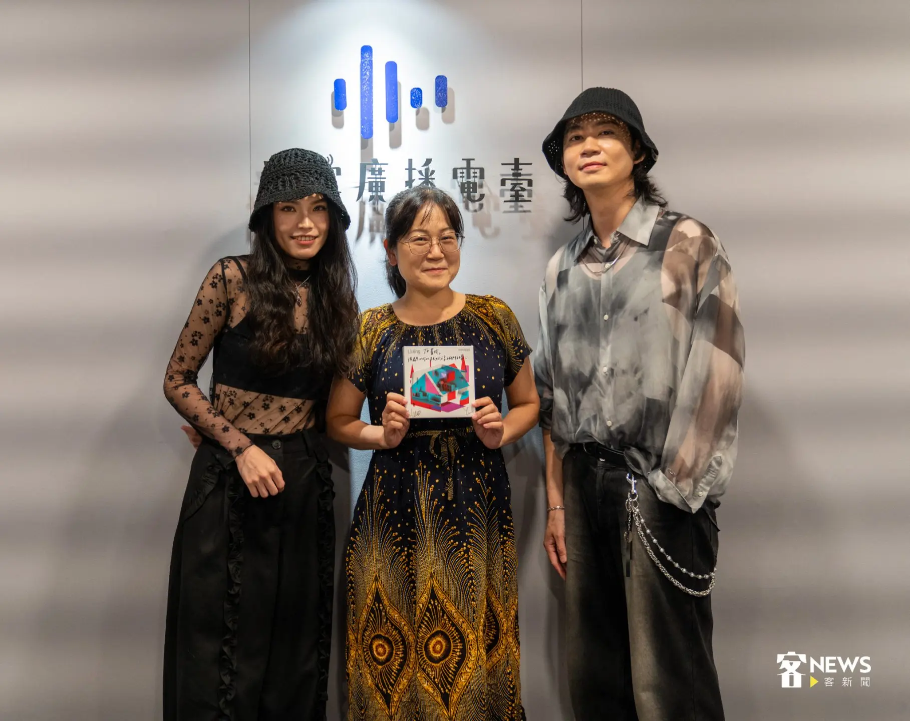 RIBINGU來到講客廣播電臺節目《Good morning Hakka》與宋菁玲（中）暢聊最新專輯《Living》背後創作理念，展現突破傳統客家印象的生活態度和哲思。李宥妍攝
