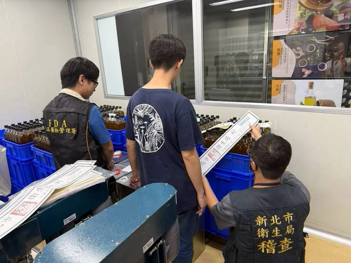 衛福部食藥署稽查人員於22日會同新北市衛生局人員至連淨公司查核。食藥署提供