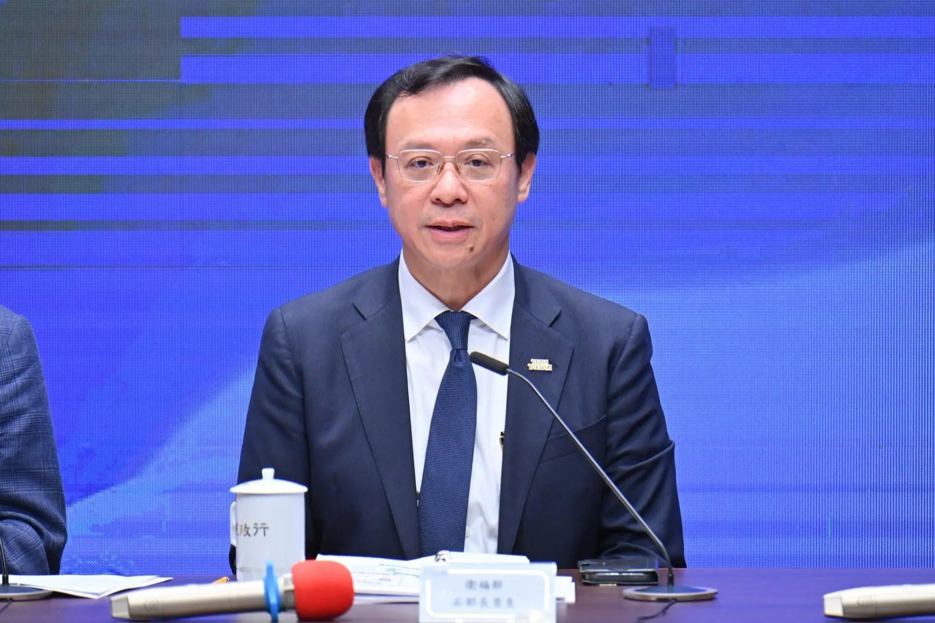 政院通過《食品安全衛生管理法》部分條文修正草案，衛福部長石崇良出席院會。行政院提供