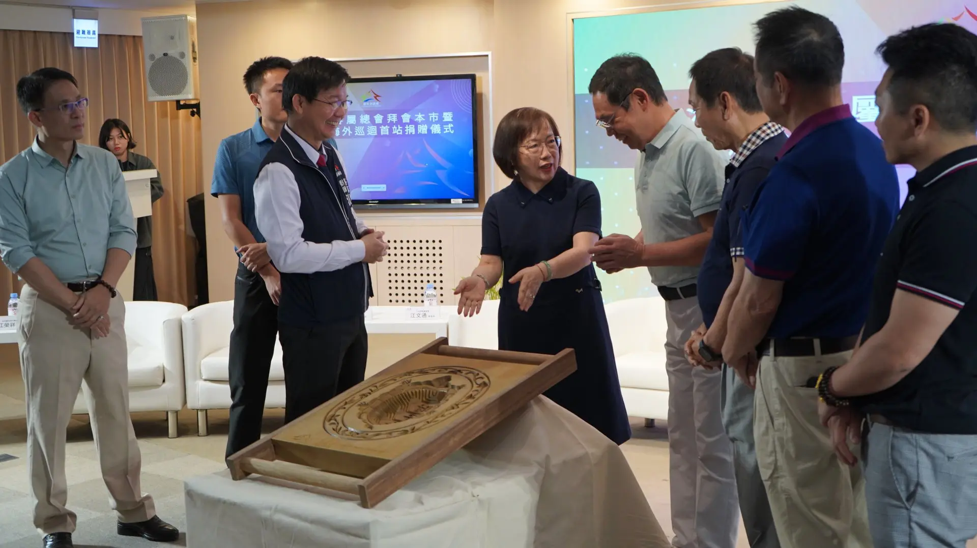 大洋洲客屬總會代表團對於大型新丁粄粄印充滿驚喜。台中市政府客家事務委員會提供