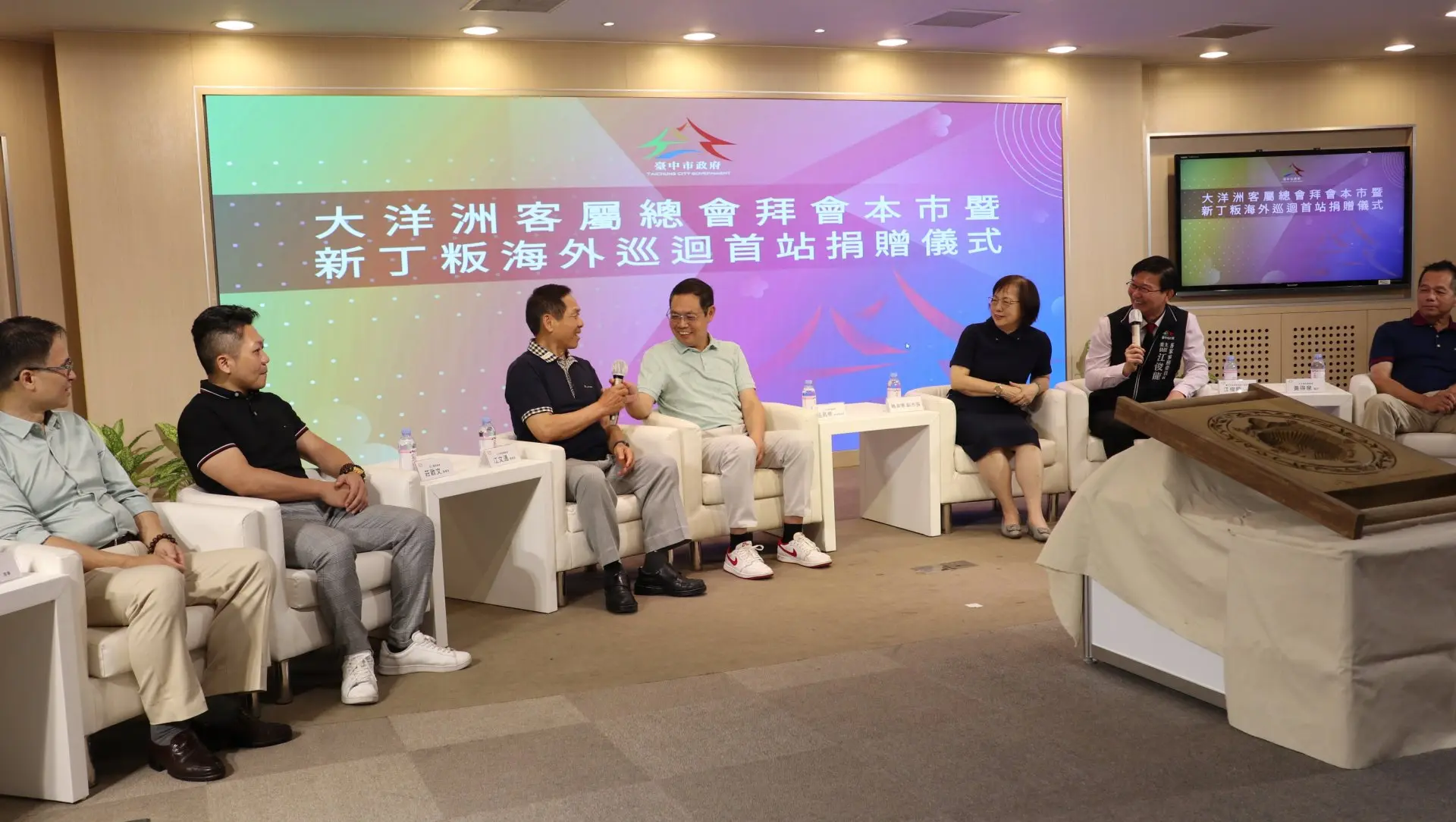 大洋洲客屬總會拜會臺中市政府，雙方就海外客家文化交流相談甚歡，現場氣氛溫馨熱絡。台中市政府客家事務委員會提供