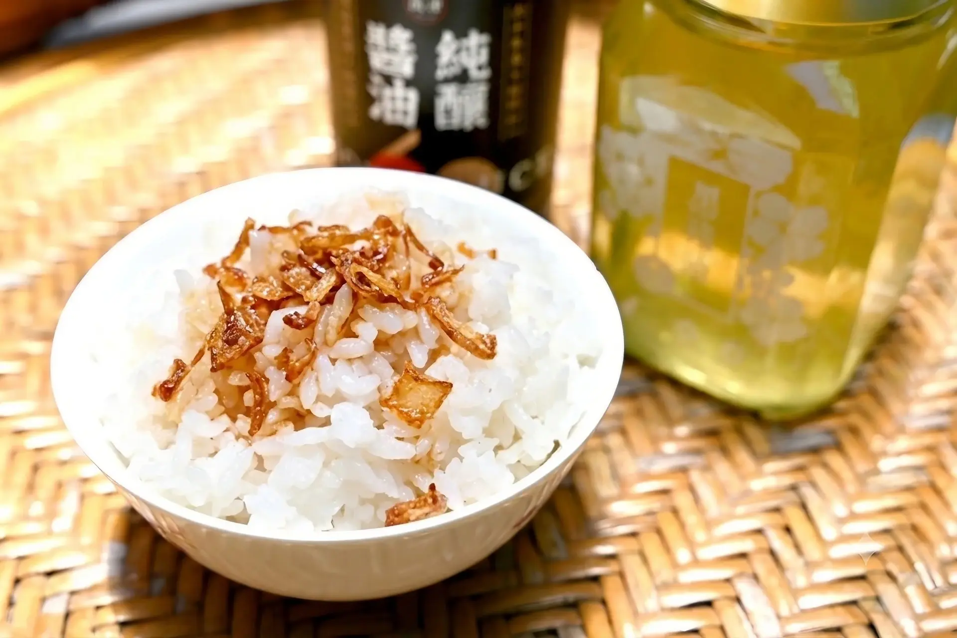 豬油炒香紅蔥頭，淋上熱騰騰的白飯，醬香與油脂香交融，化作一碗令人回味的古早滋味。Haka小姐提供