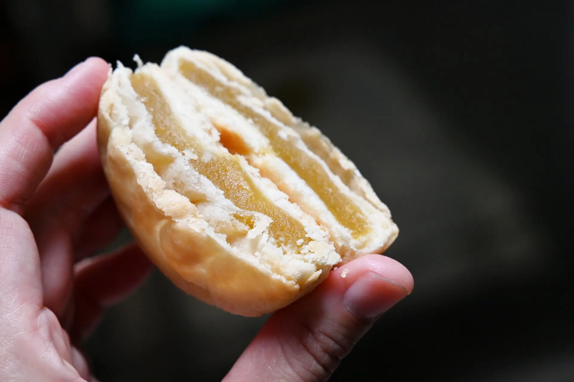 以酥皮取代傳統麵皮，包入金黃地瓜泥，一口咬下，甜香層層綻放。Haka小姐提供
