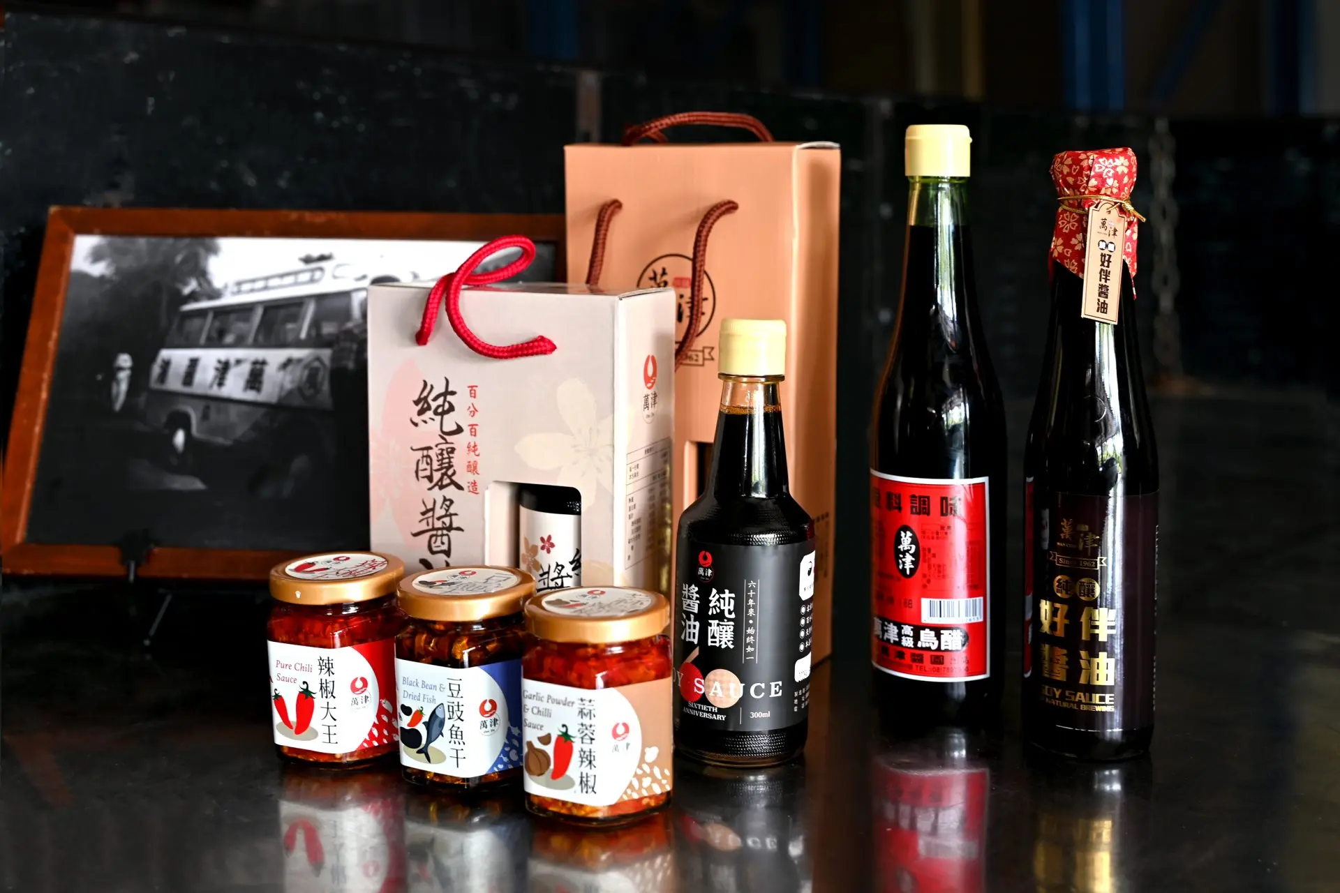 除了醬油，萬津還有調和烏醋、以及豆豉魚干、蒜蓉辣椒、辣椒大王與辣豆瓣醬等系列產品。Haka小姐提供