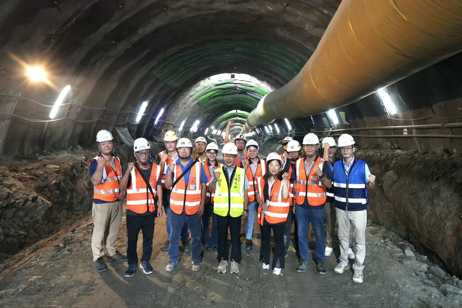 台中市府建設局長陳大田17日前往視察隧道段石岡端施工進度。台中市政府提供
