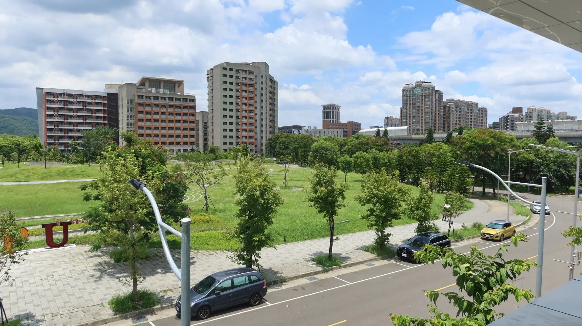 捷運三鶯線台北大學站可欣賞美麗的校園。何來美攝