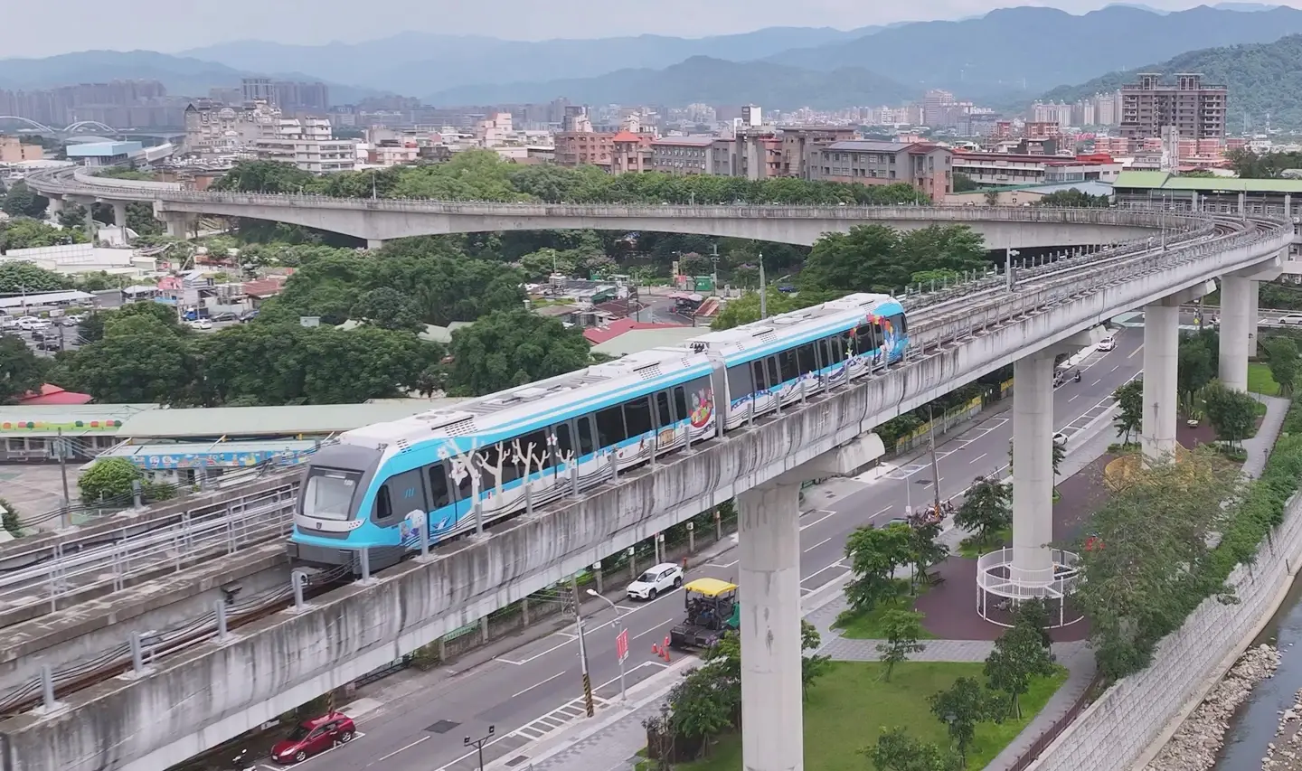 新北市捷運三鶯線上月30日通車,部分列車有客家彩繪意象,讓旅客看見客家。新北市捷運局提供