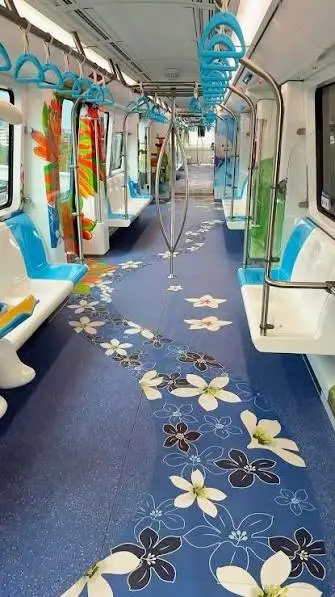 捷運三鶯線有些車廂地板採客家藍染、桐花意象,展現客家風情。新北市捷運局提供