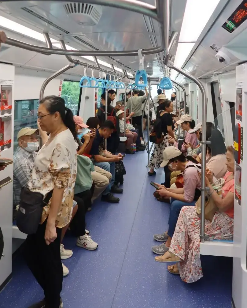 捷運三鶯線免費試乘兩個月,吸引不少觀光客,從起站頂埔出發,旅客就已滿坐。何來美攝