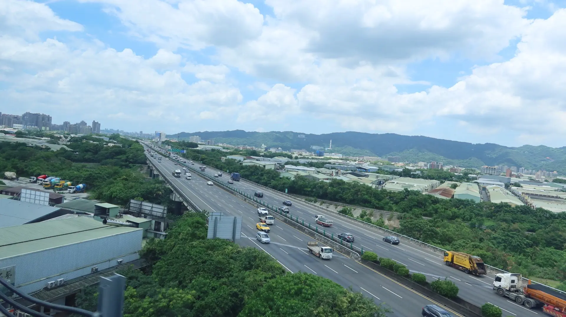 捷運三鶯線跨越國道3號高速公路,風景壯麗,車水馬龍。何來美攝