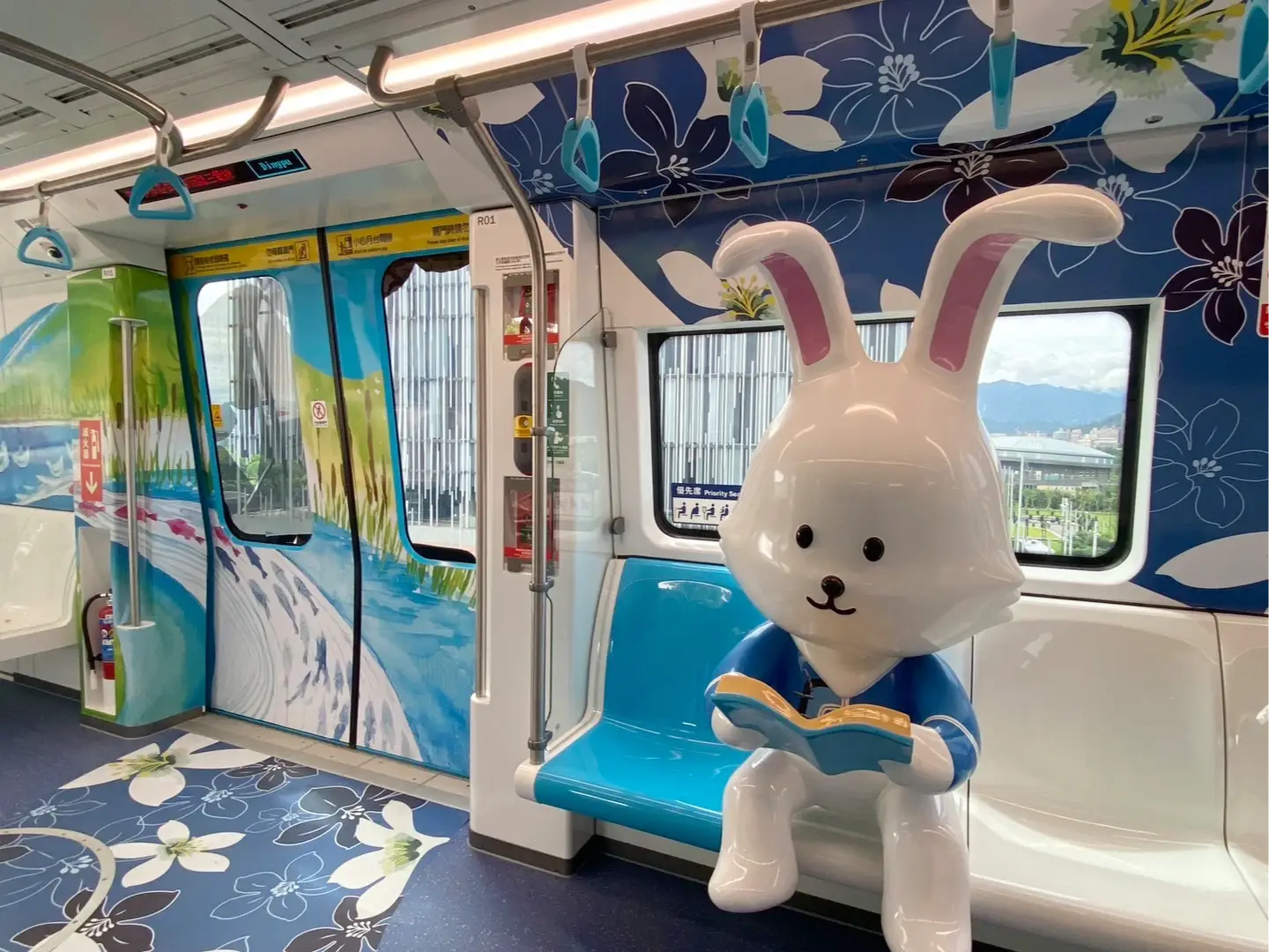 三鶯線車廂內的客家藍染、桐花及兒童展讀的可愛造型。新北市捷運局提供