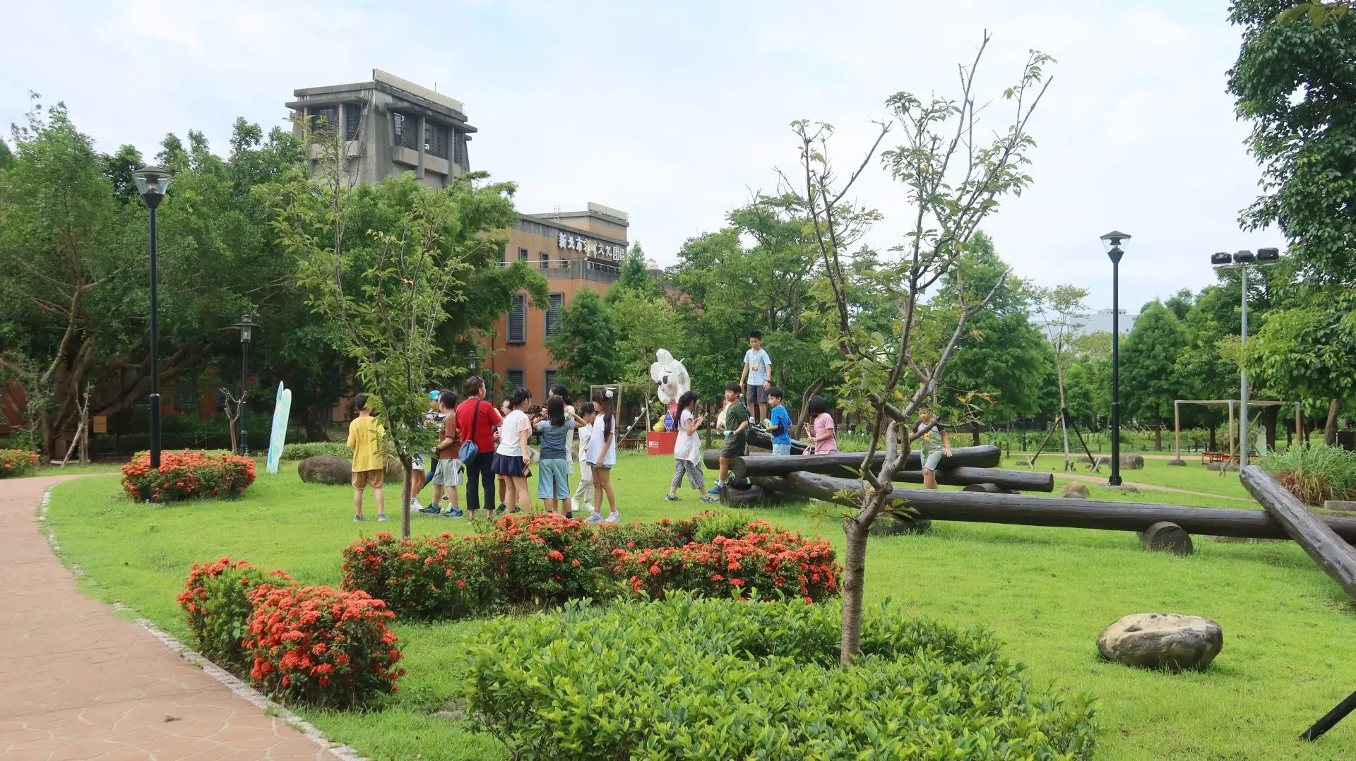 新北市客家文化園區佔地4.5公頃,一群孩童正在園區嬉戲。何來美攝
