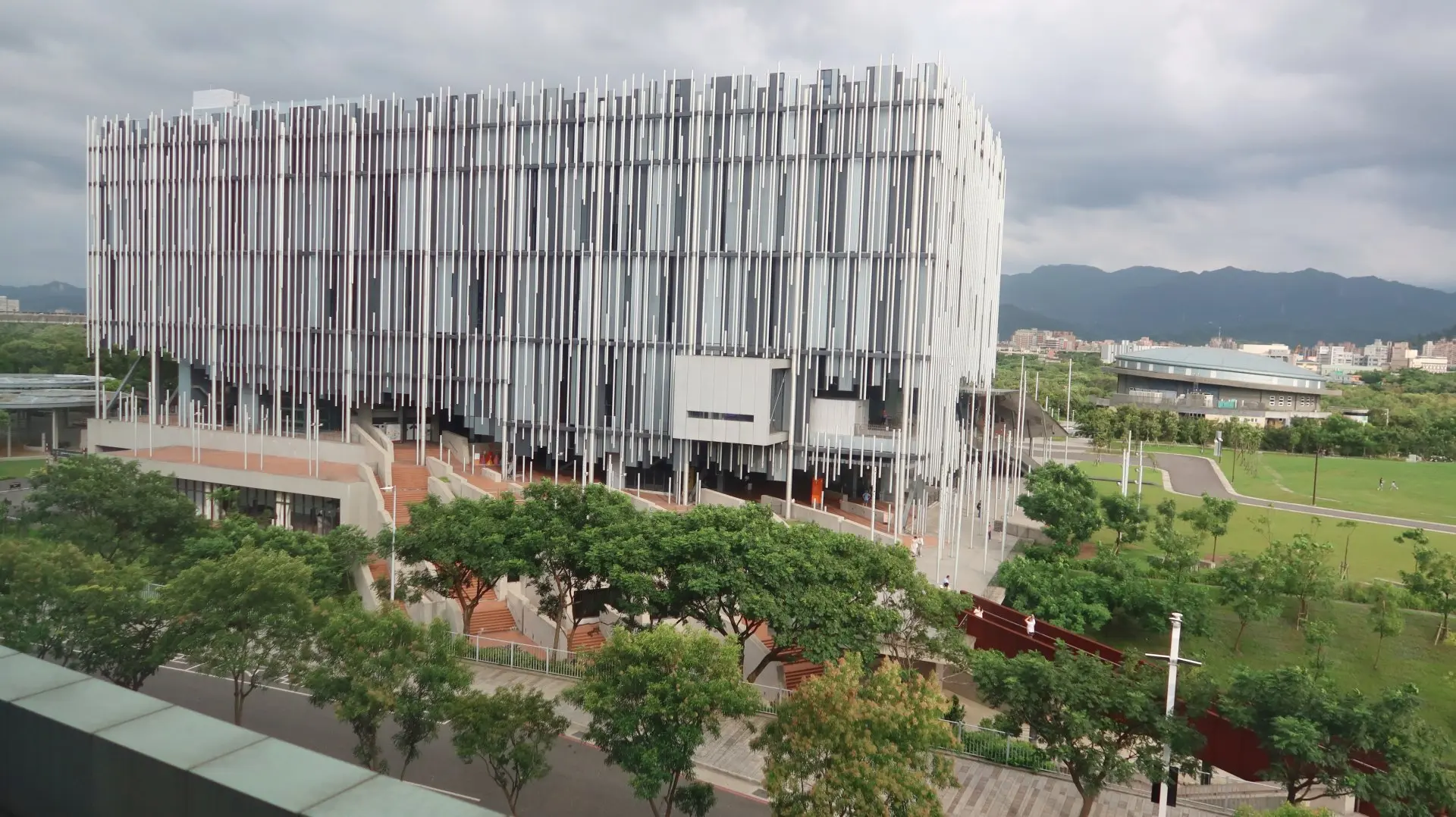 搭捷運三鶯線可近觀新北市美術館建築設計之美。何來美攝