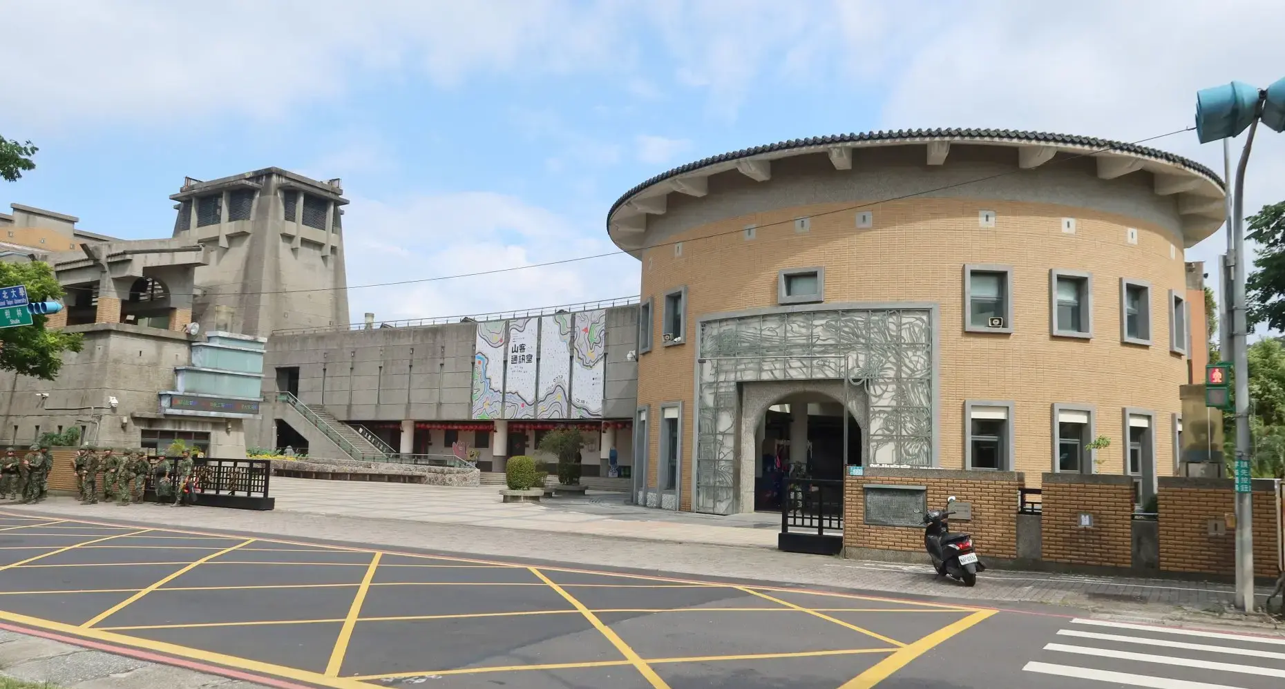 新北市客家文化園區離捷運三鶯線台北大學站還有段距離,要經過北二高三峽交流道,走路、騎車動線都不是很好。何來美攝